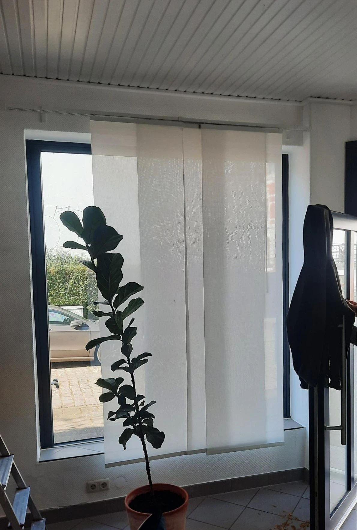 2. Fenster mit seitlichen verschiebbaren Streifen 