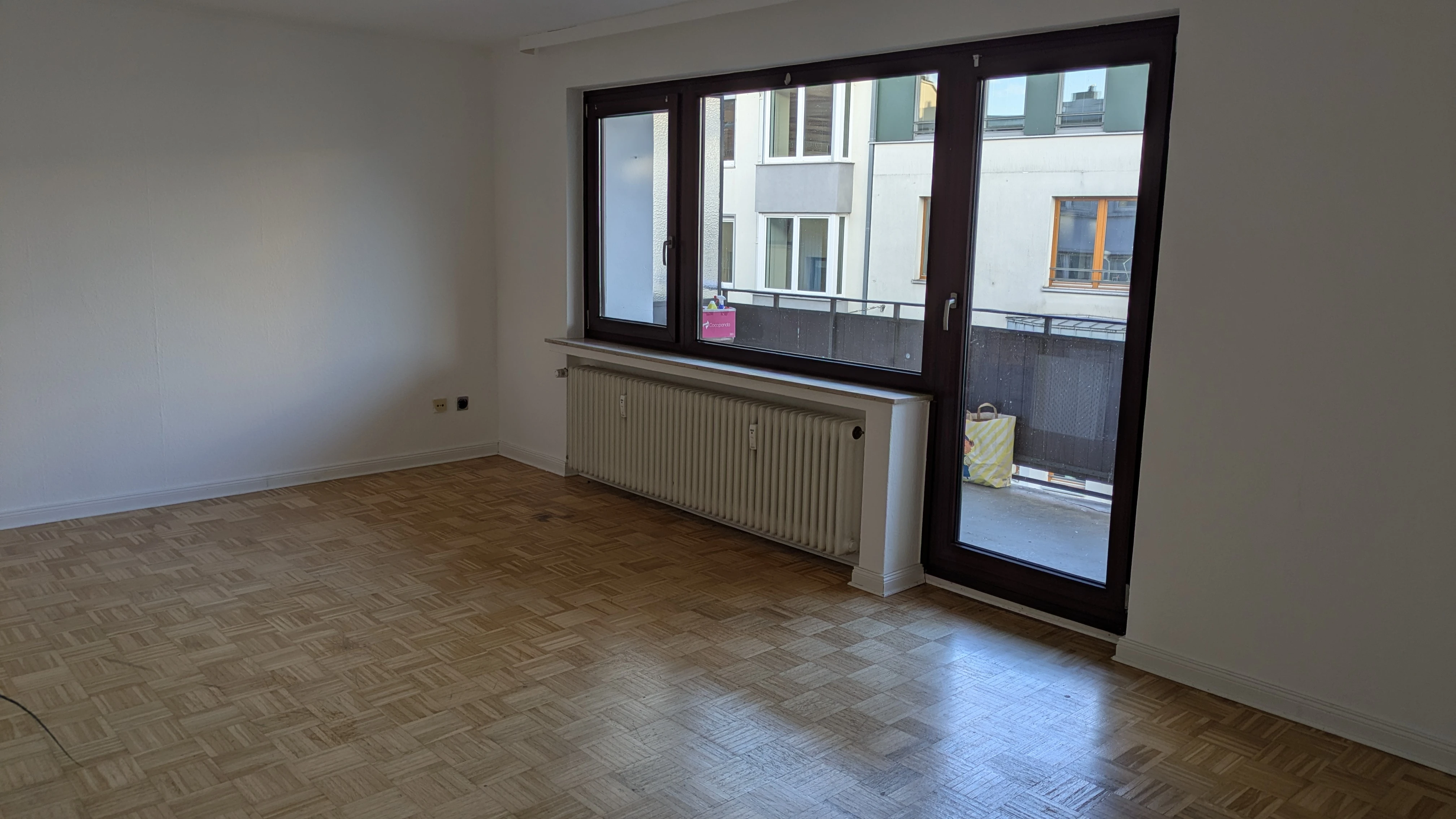 Wohnzimmer mit Balkon 