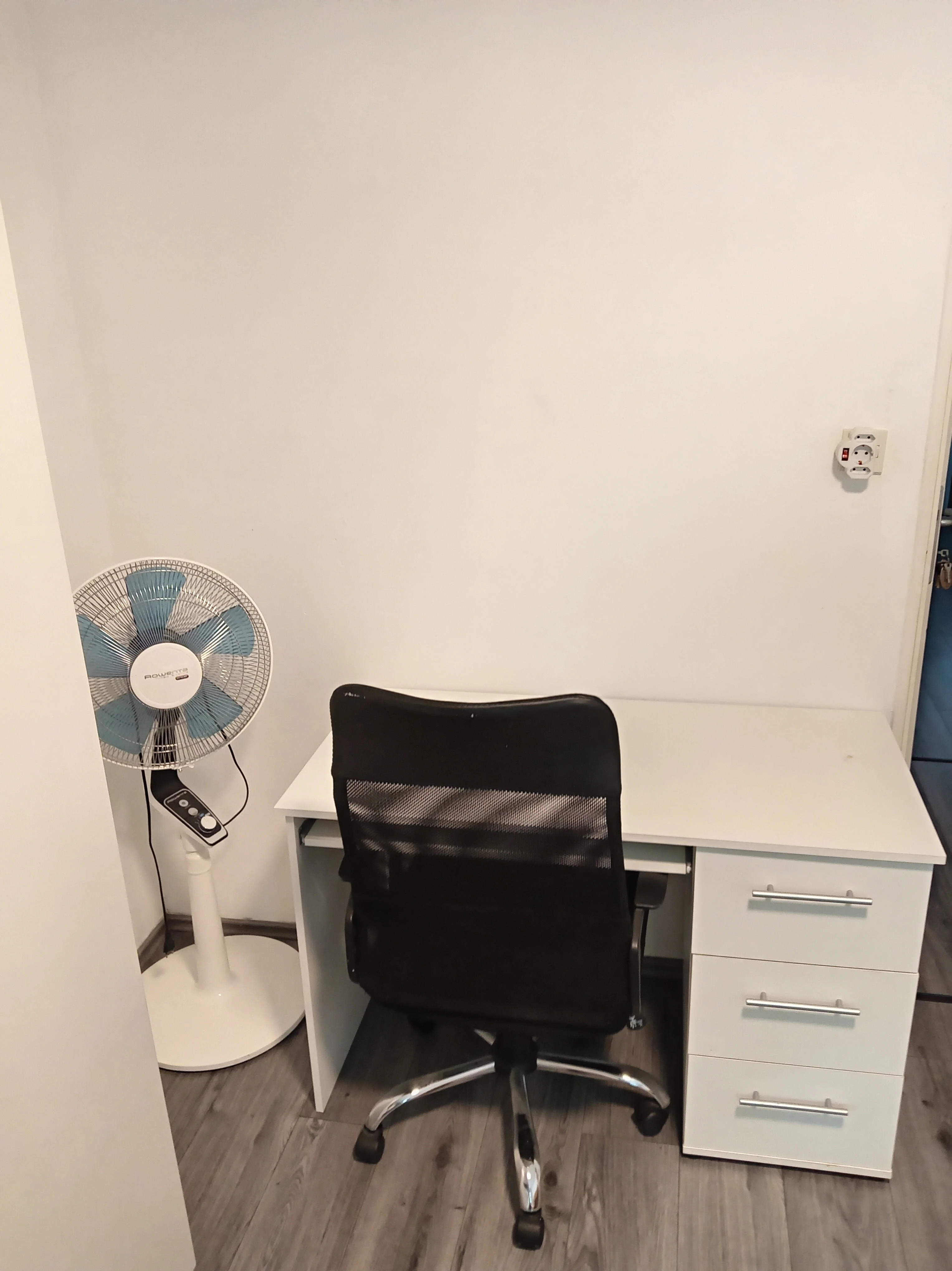 Das Zimmer ist Voll möbliert 