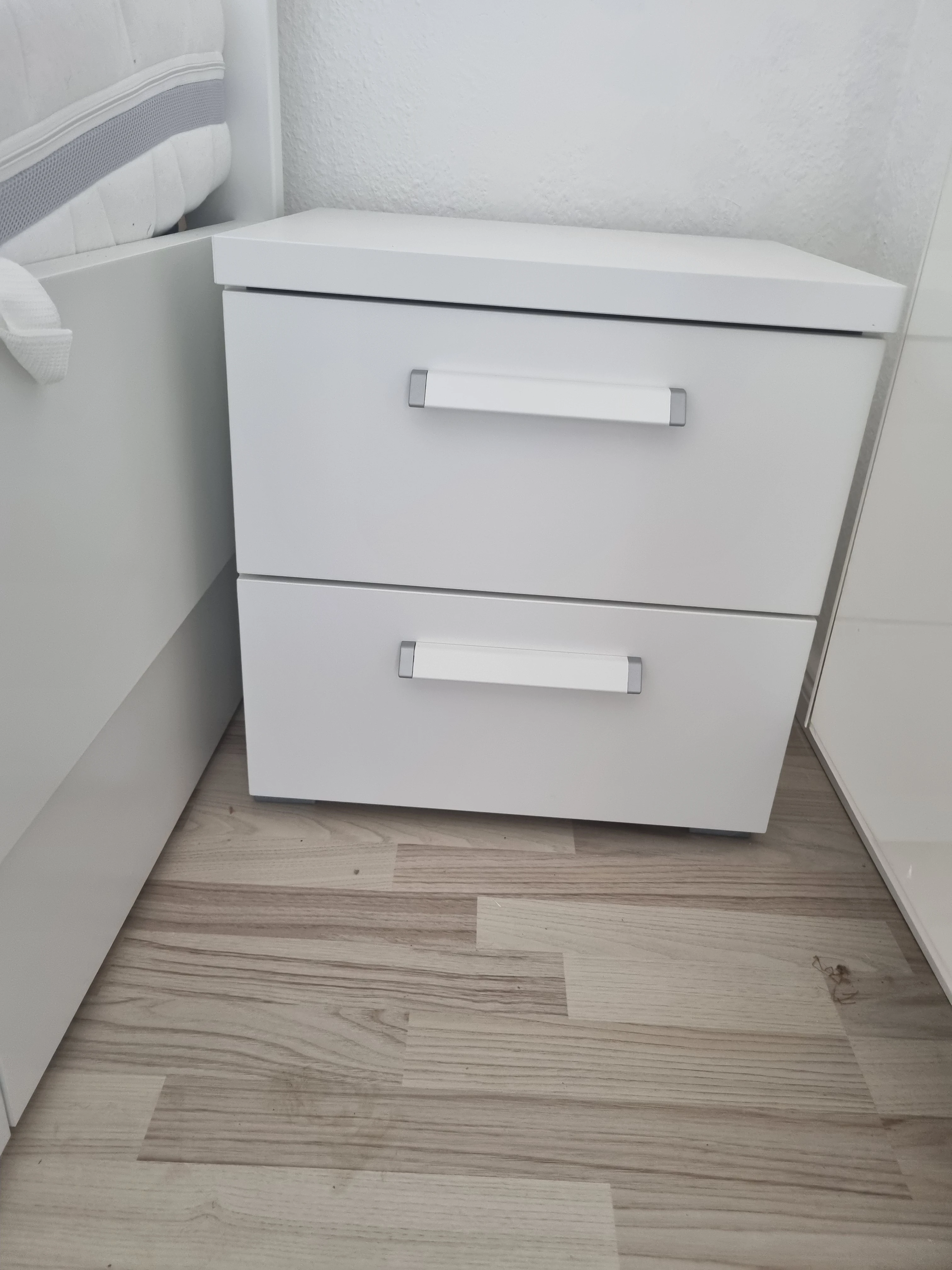 Nachtschränkchen (neuwertig aus Musterwohnung)