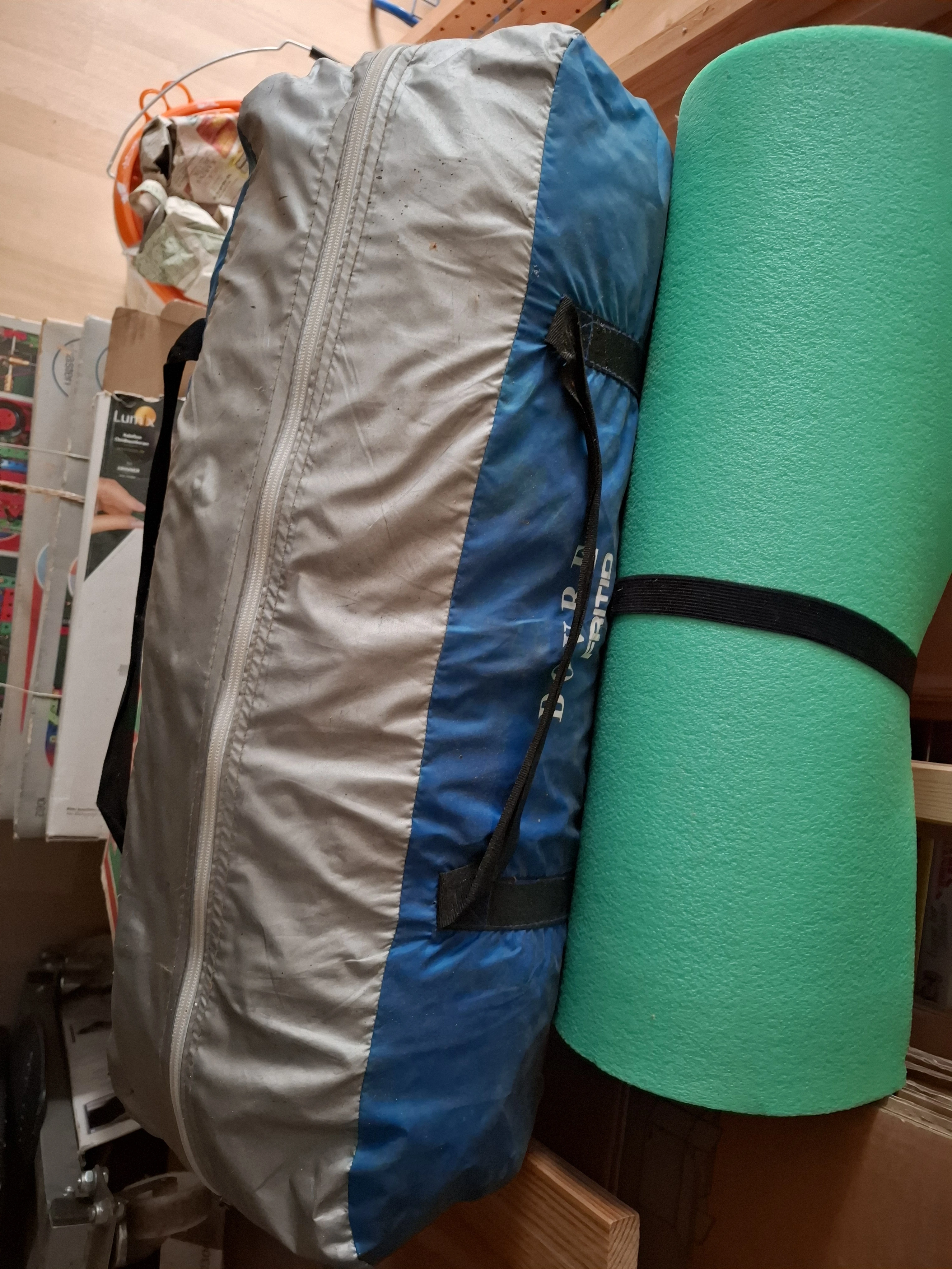 Zelt eingepackt und Isomatte