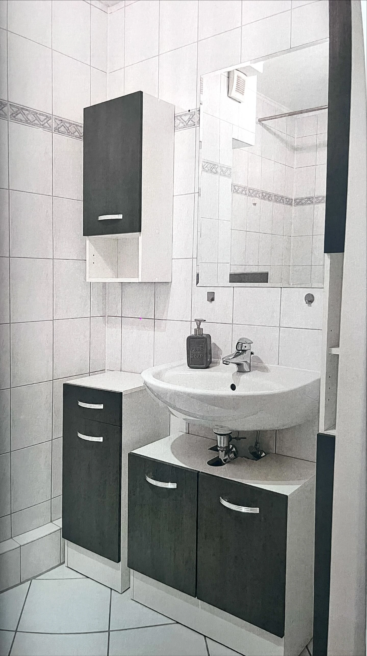 Badezimmer mit Waschtisch und Stauraum