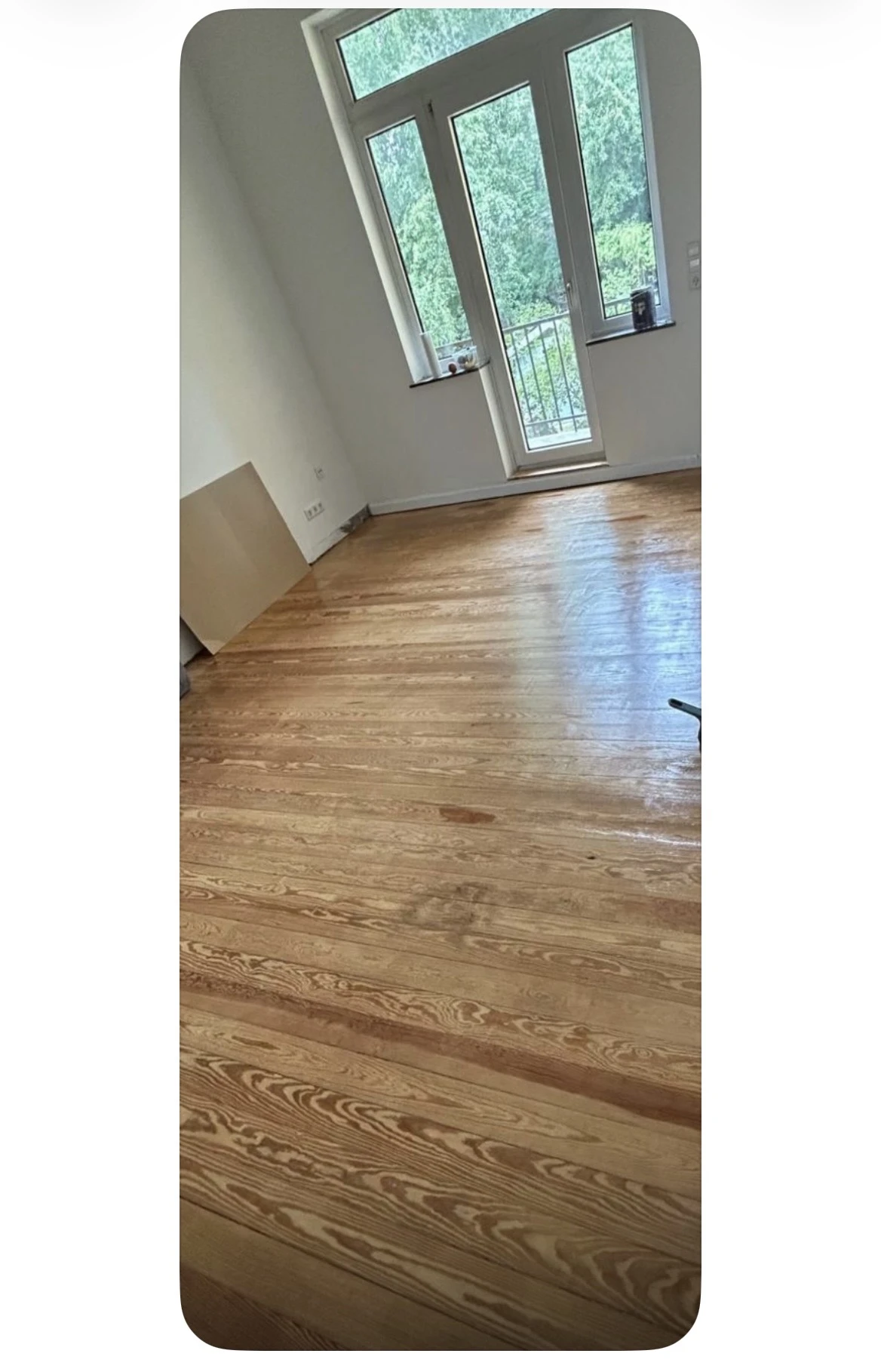 Wohnzimmer mit Balkon 