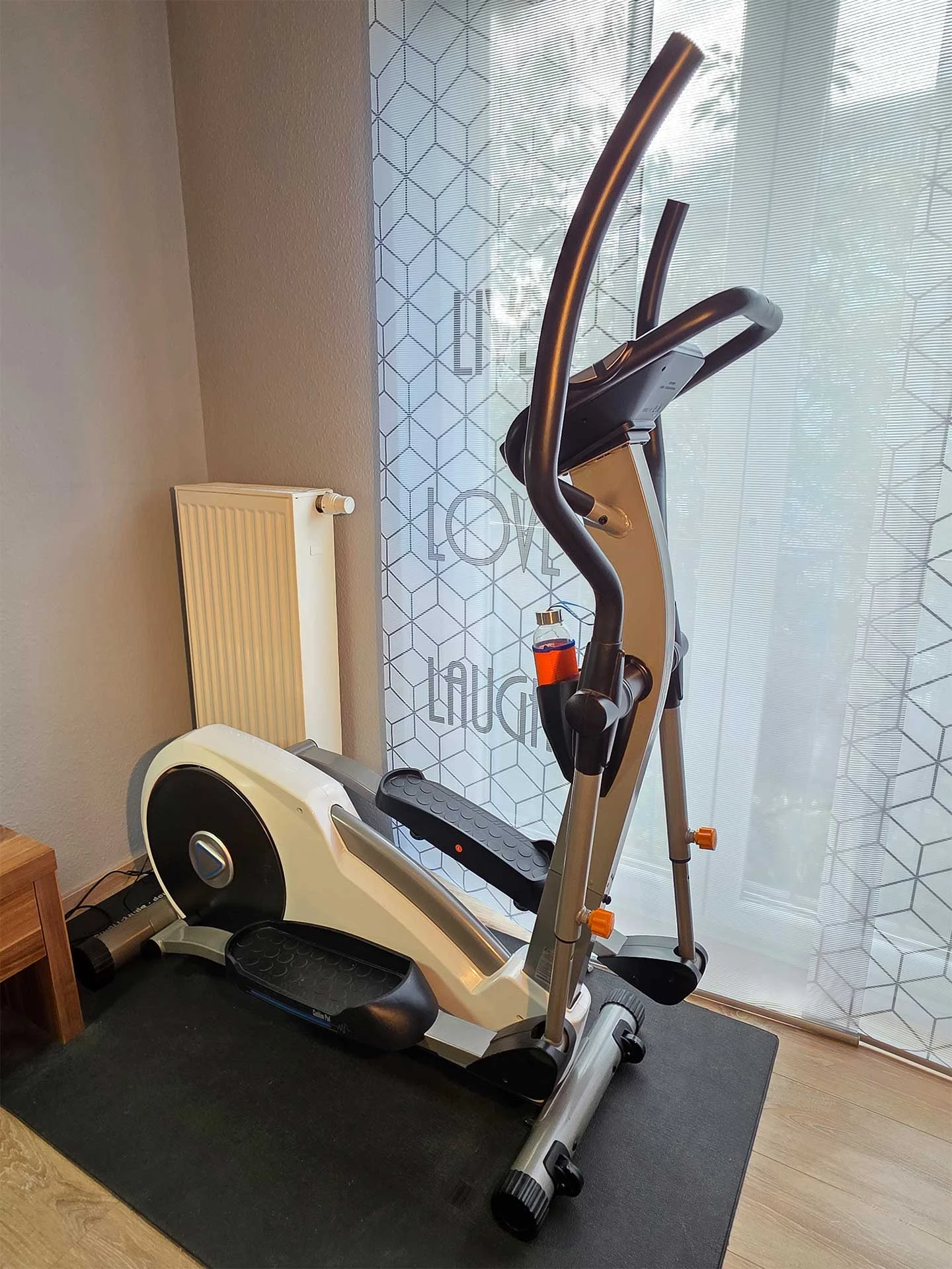 cardiostrong EX40 Crosstrainer mit Bodenmatte