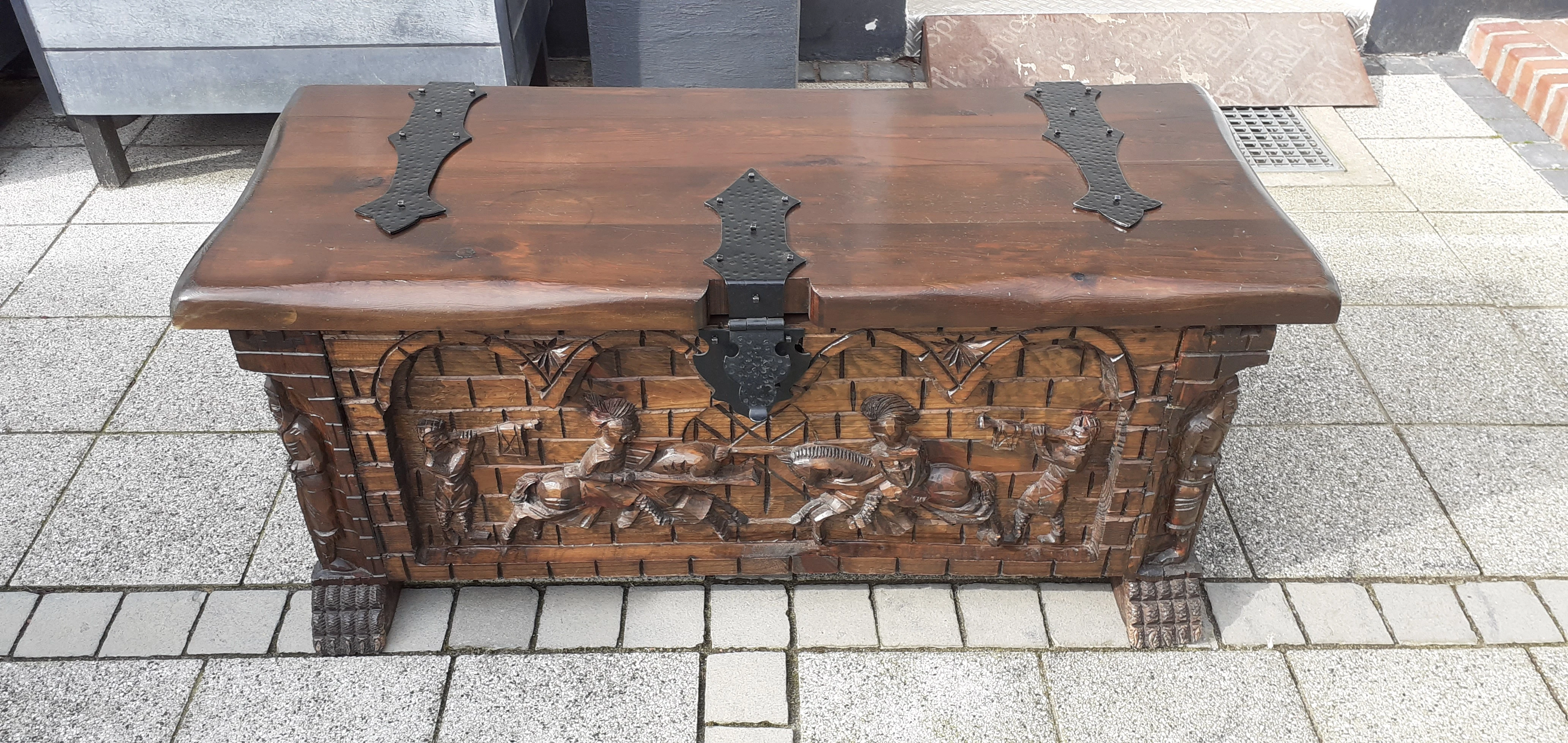 Holztruhe Ritterturnier