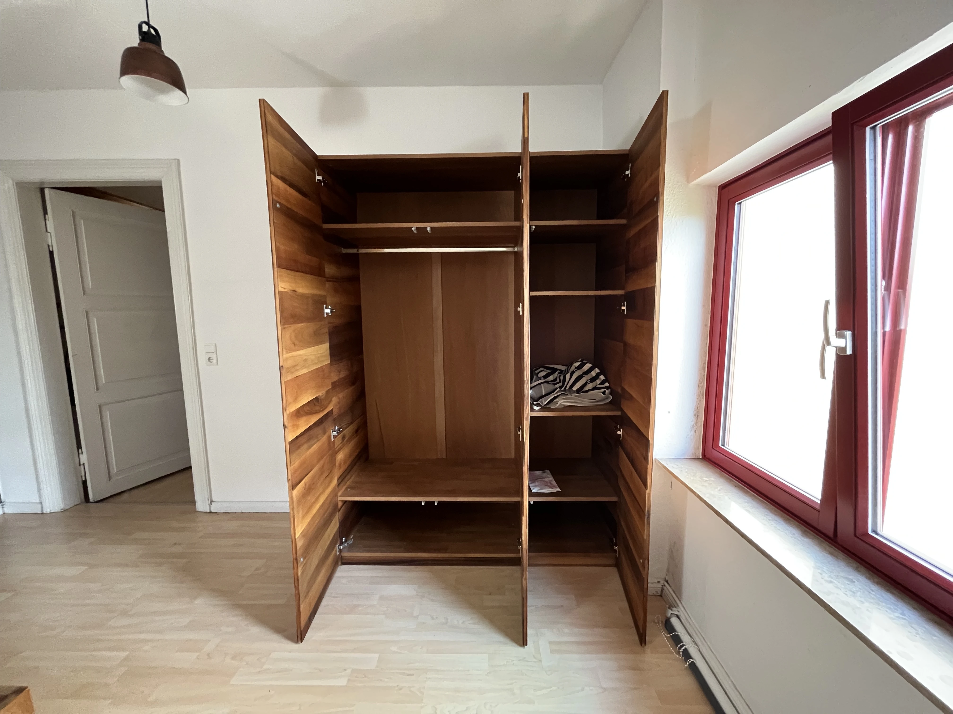 Schrank offen, mit drei großzügigen Fächern