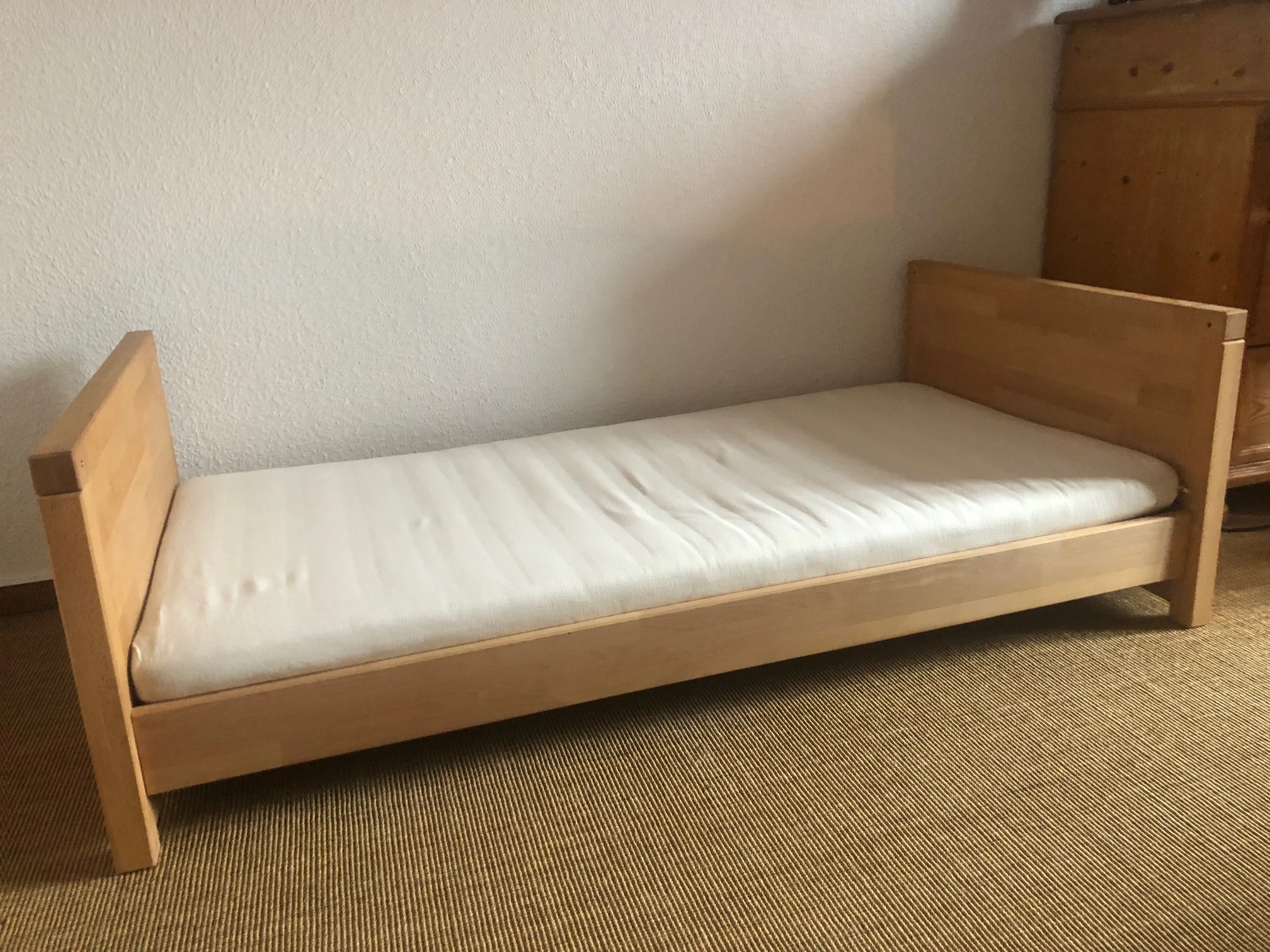 Kinderbett mit Matrtze
