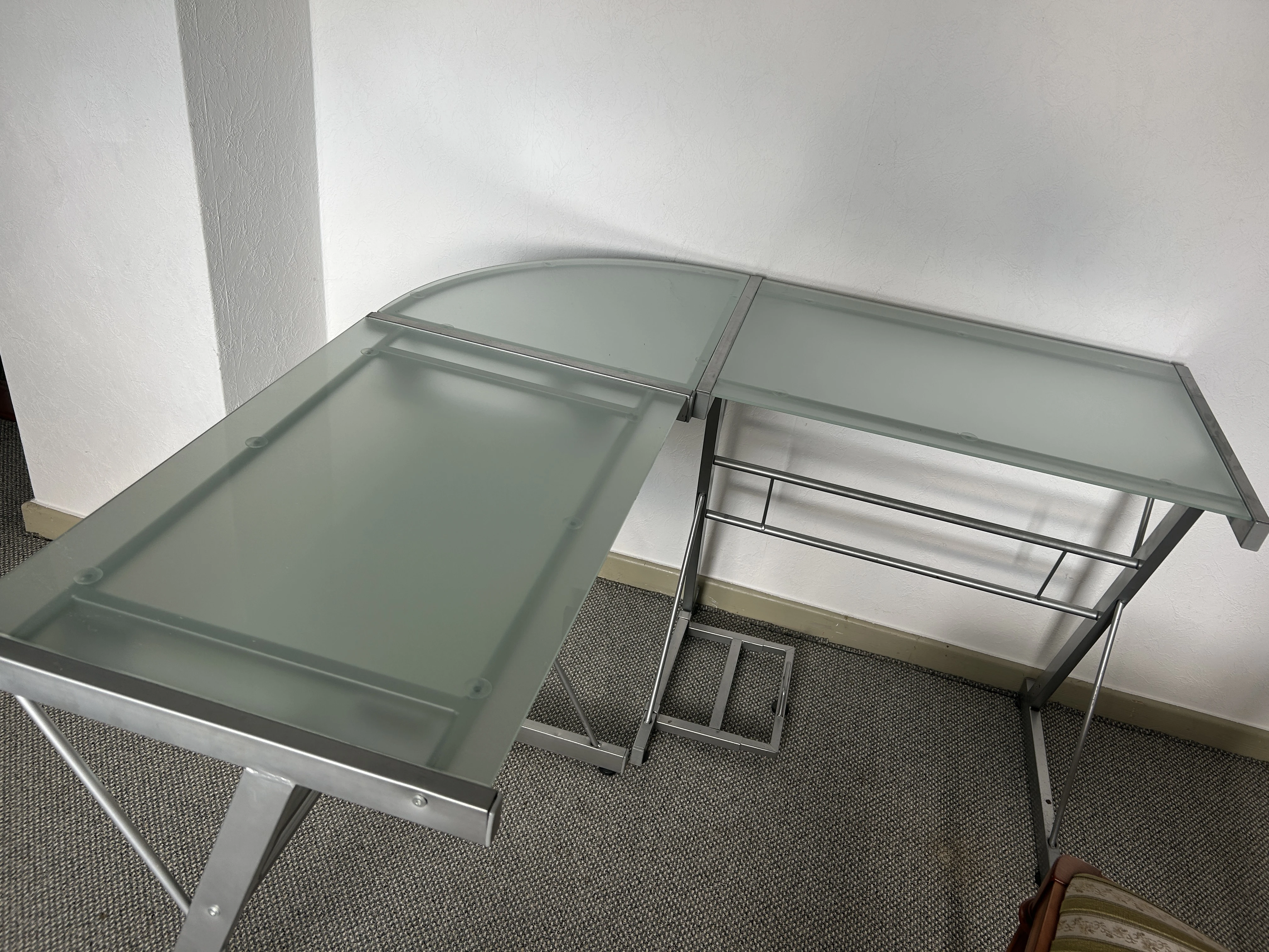 Glasschreibtisch /Metallunterbau