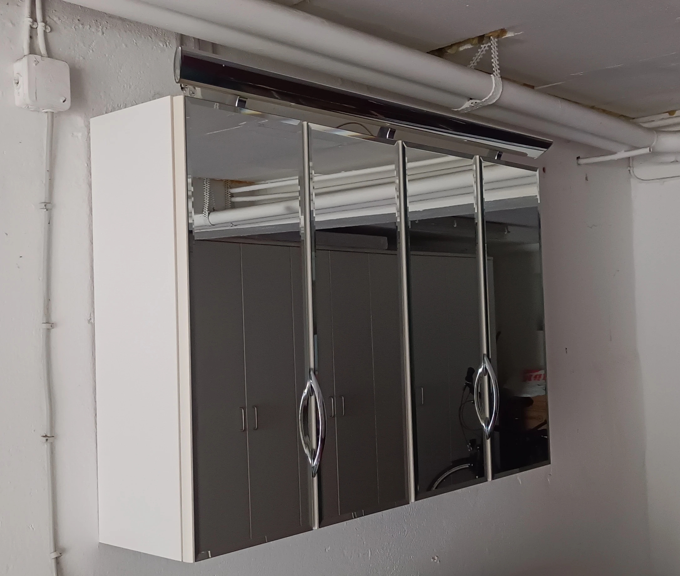 Spiegelschrank mit Beleuchtung