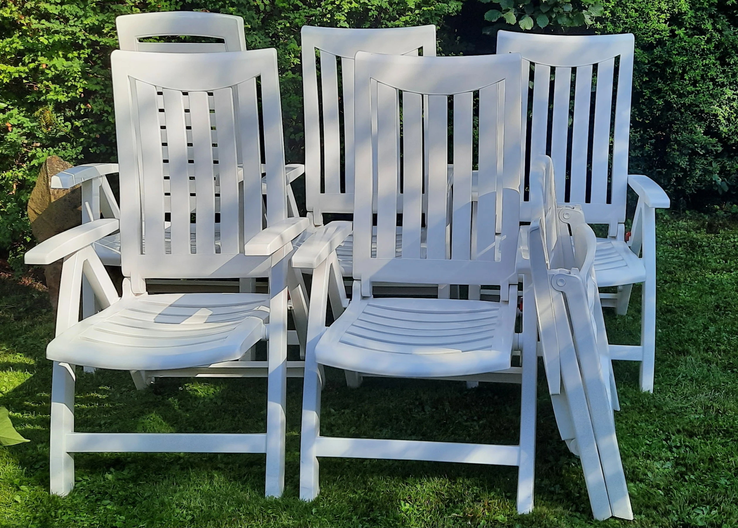 6 weiße Hochlehner Klappstühle 