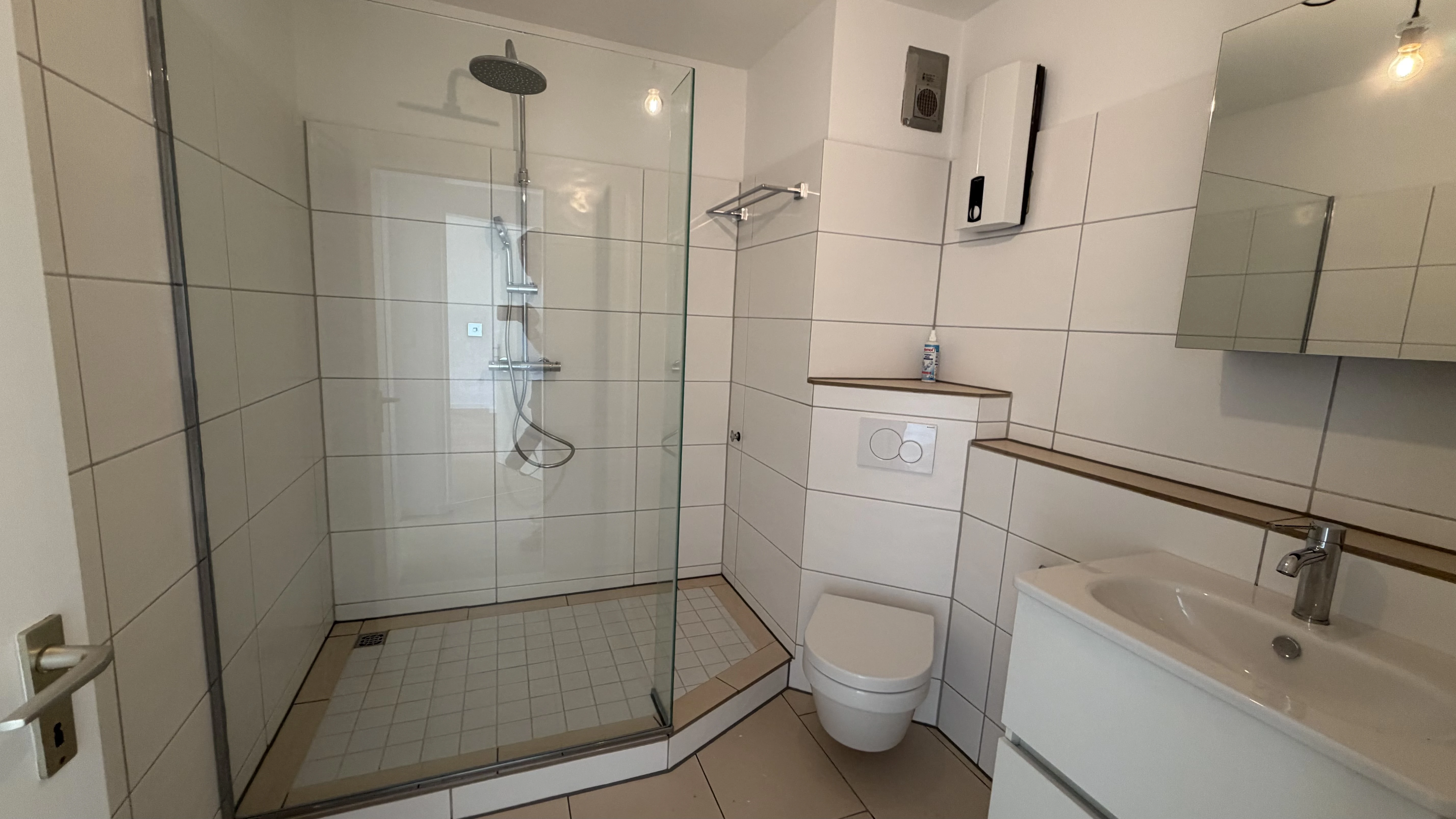 Duschbad mit neuen Sanitär 