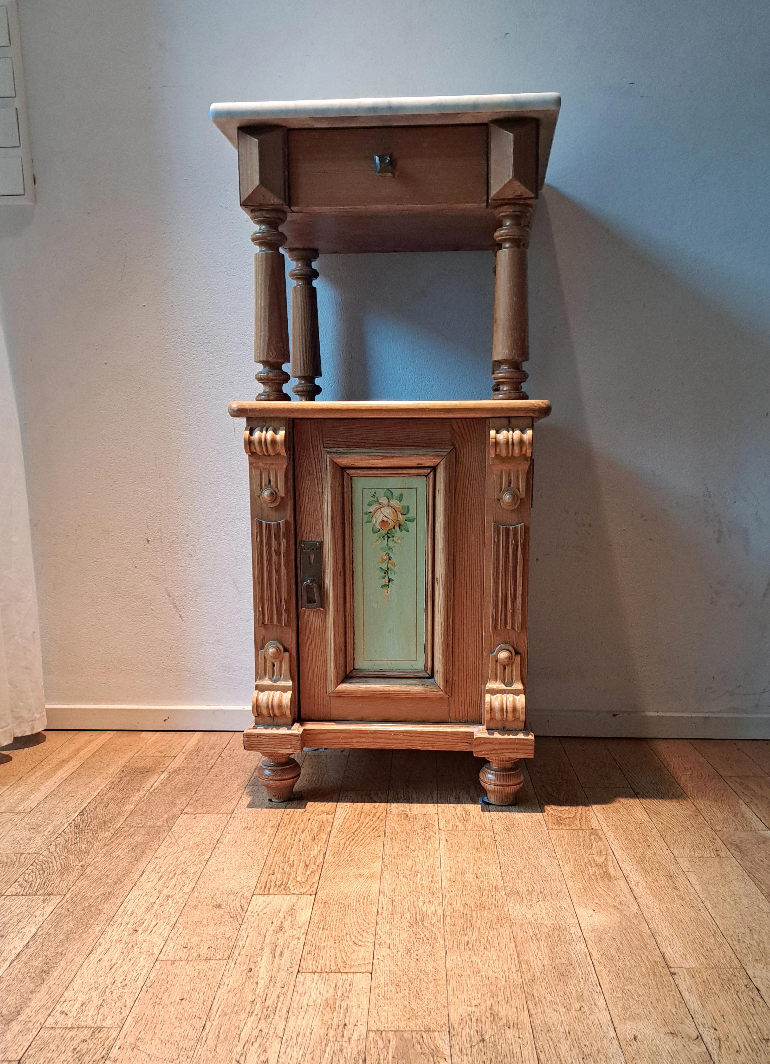 Nachschrank antik