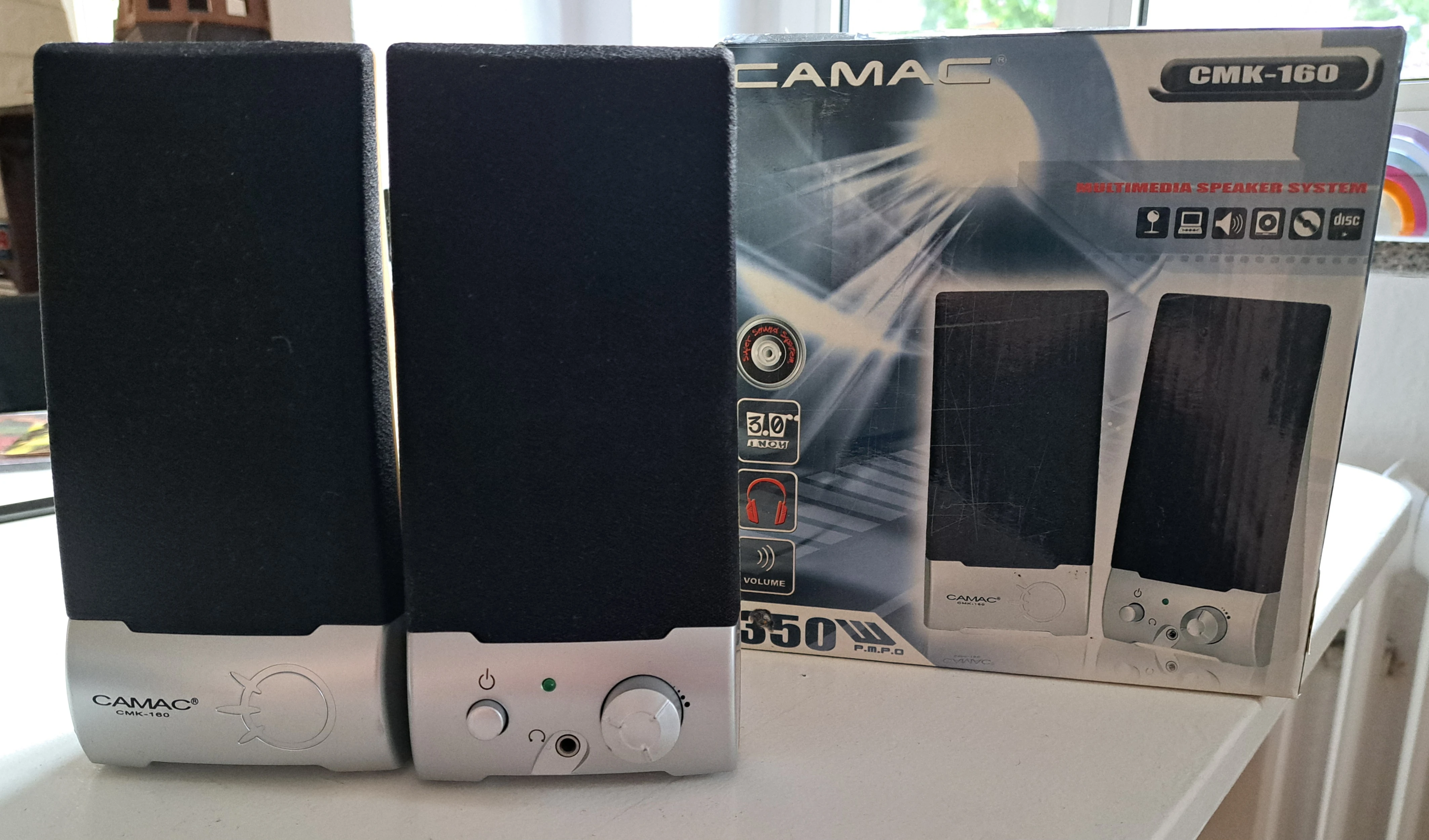 Das Bild zeigt zwei PC-Boxen mit Originalkarton
