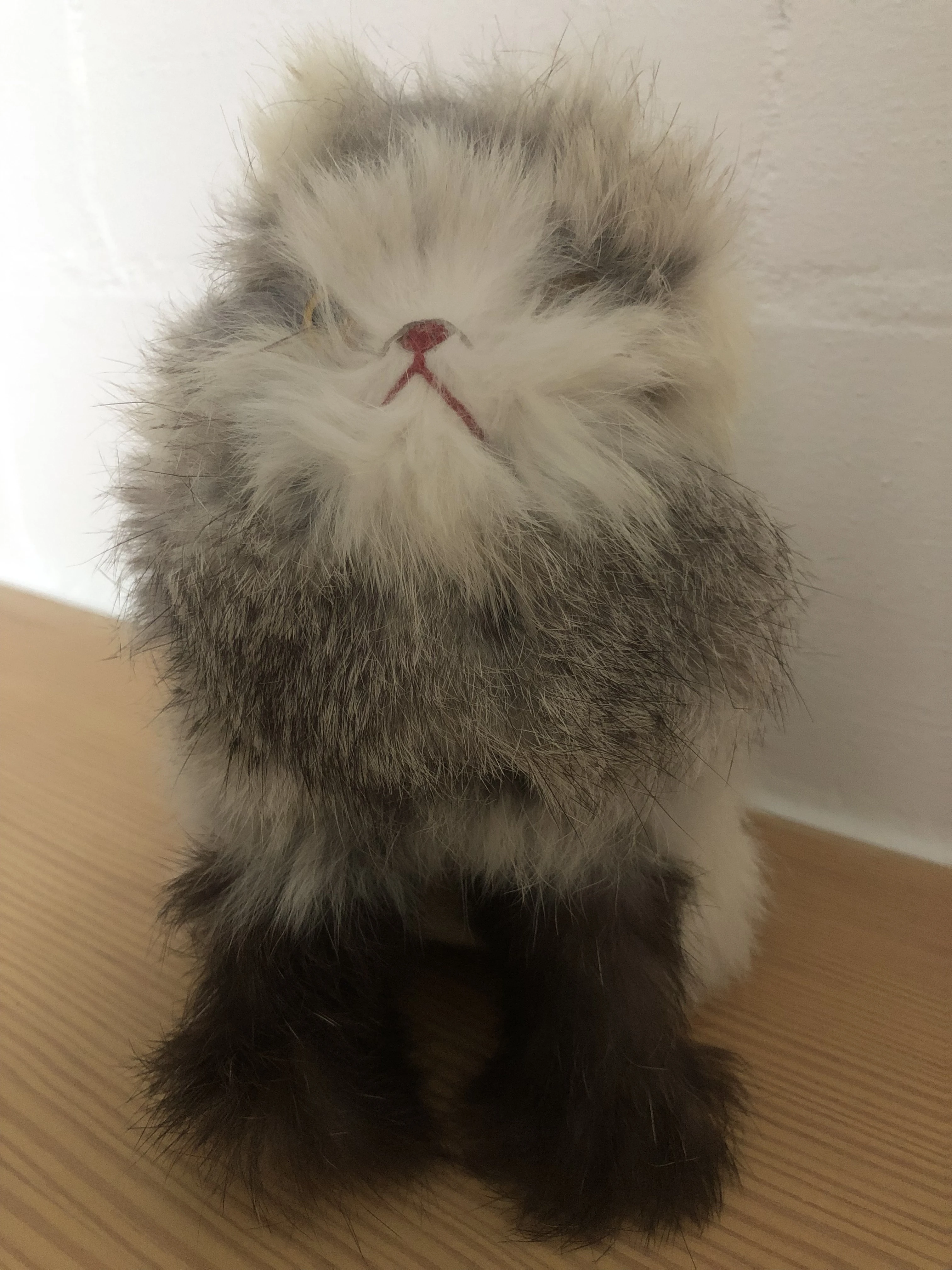   Hochwertige Plüsch-Katze aus Fell 