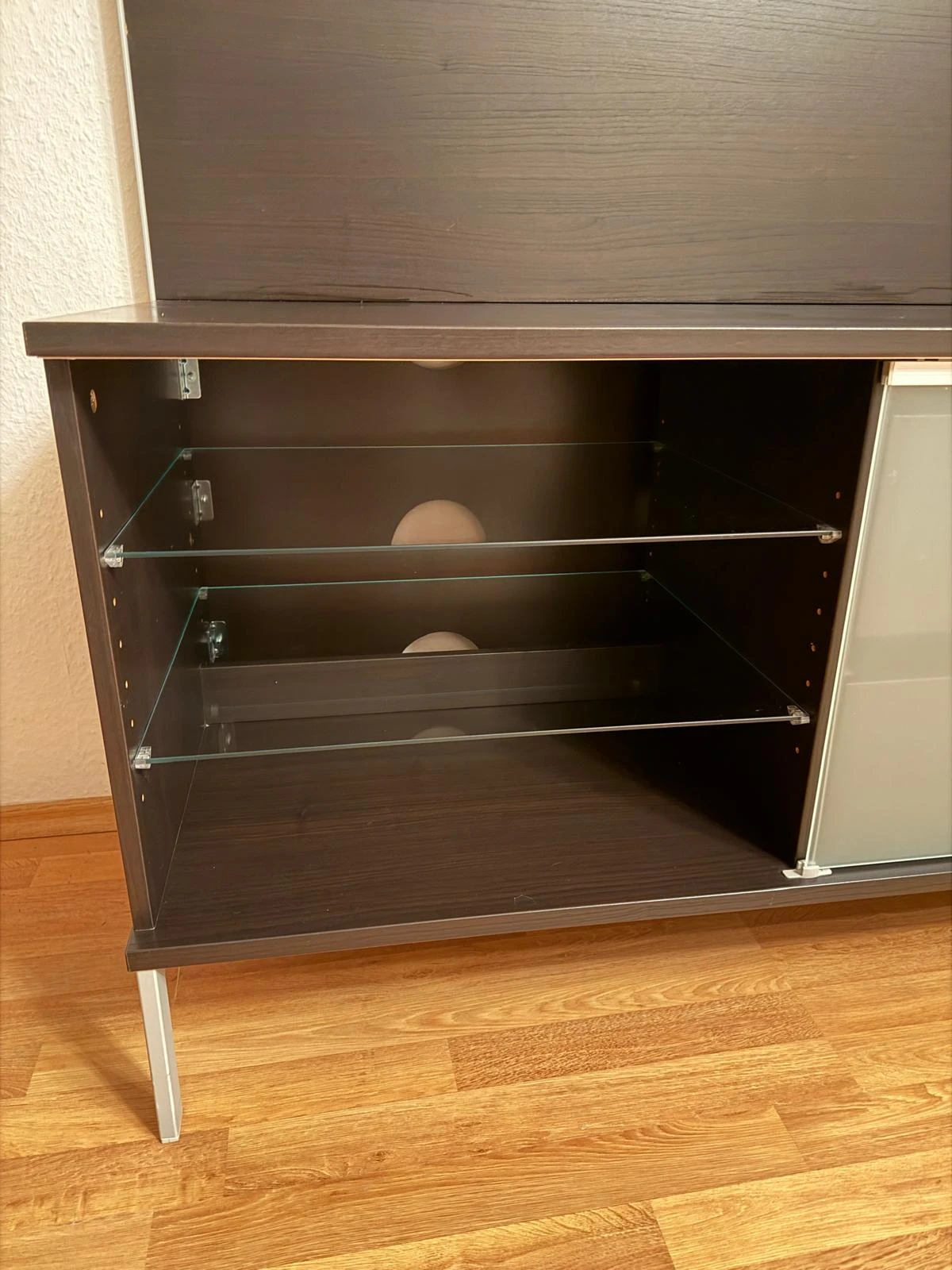 Sideboard braun hinter linken Schiebetür