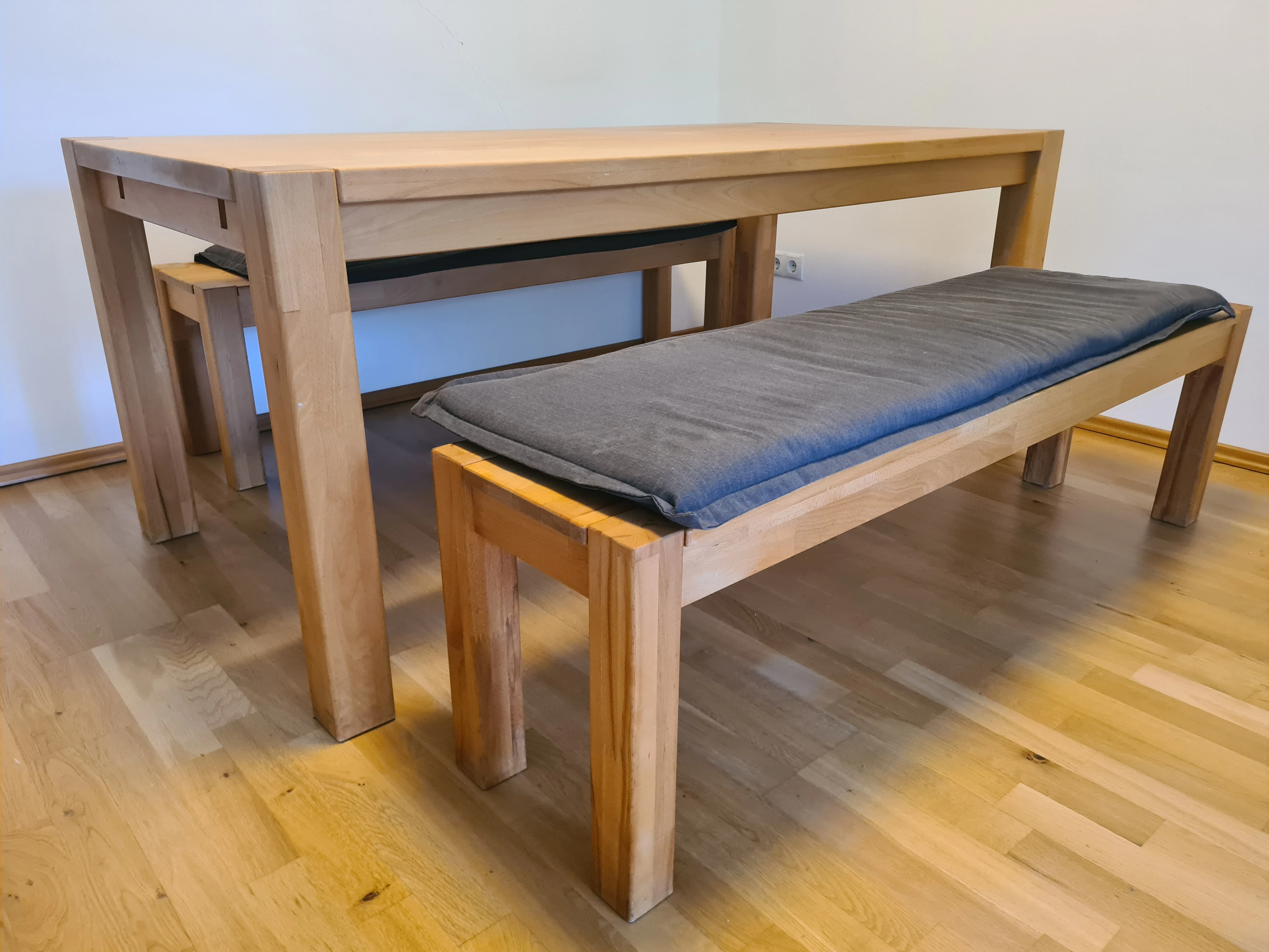 Tisch und Bänke mit Auflage