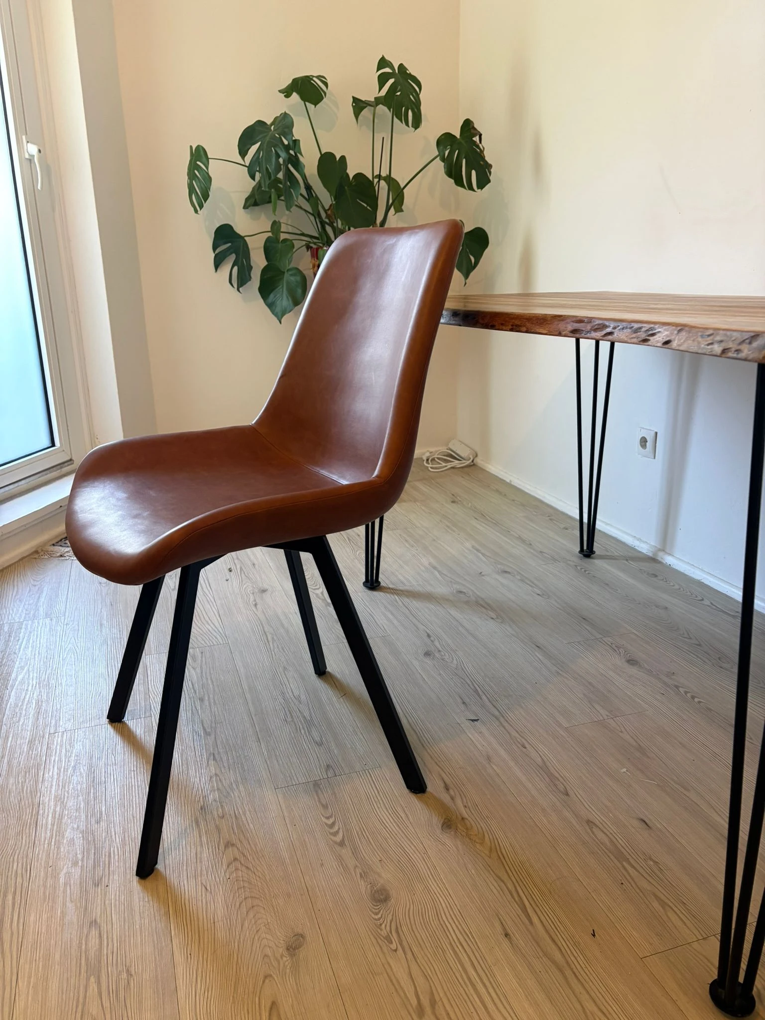 Brauner Stuhl in Lederoptik