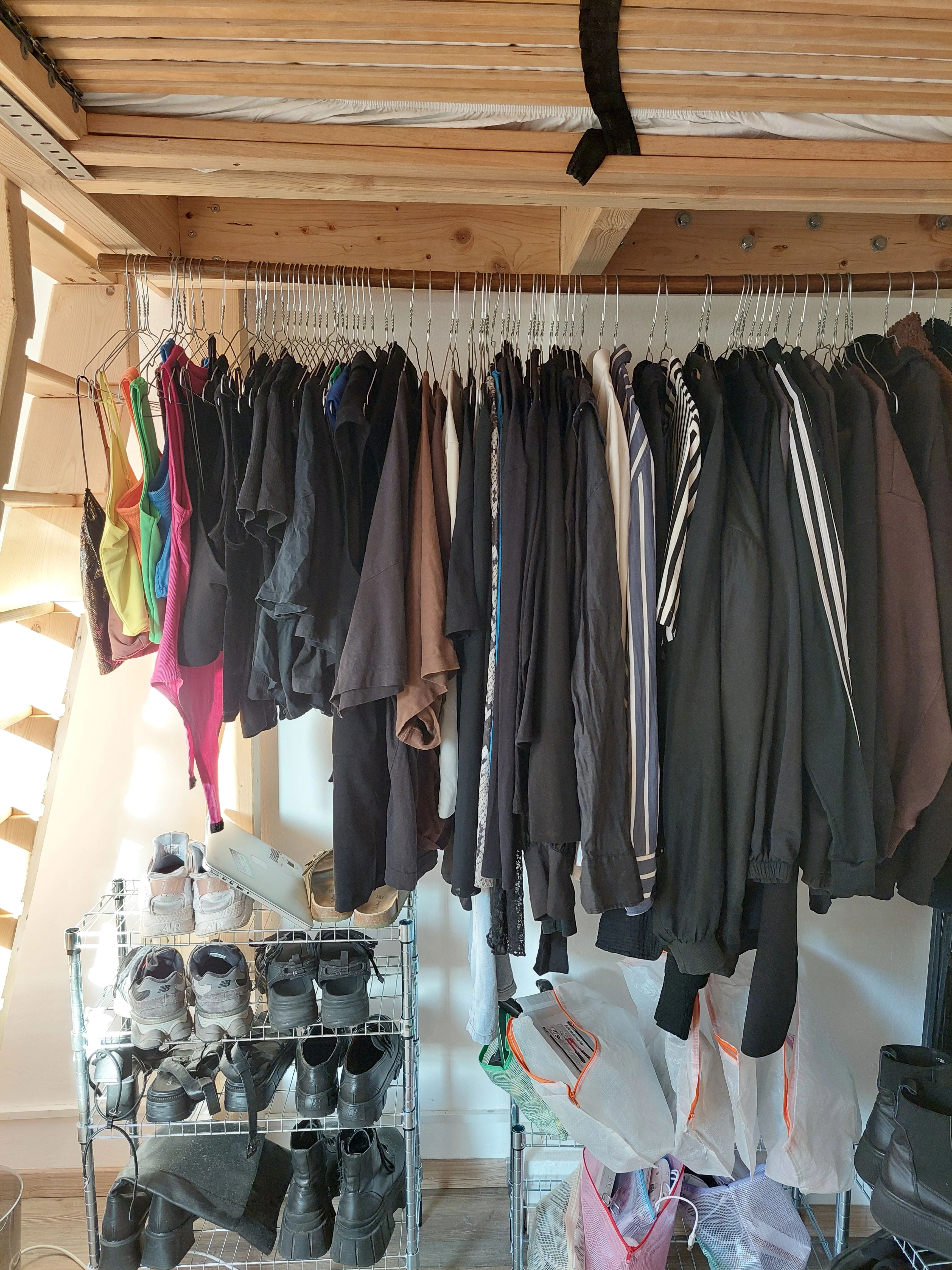Kleiderstange (bleibt im Zimmer)