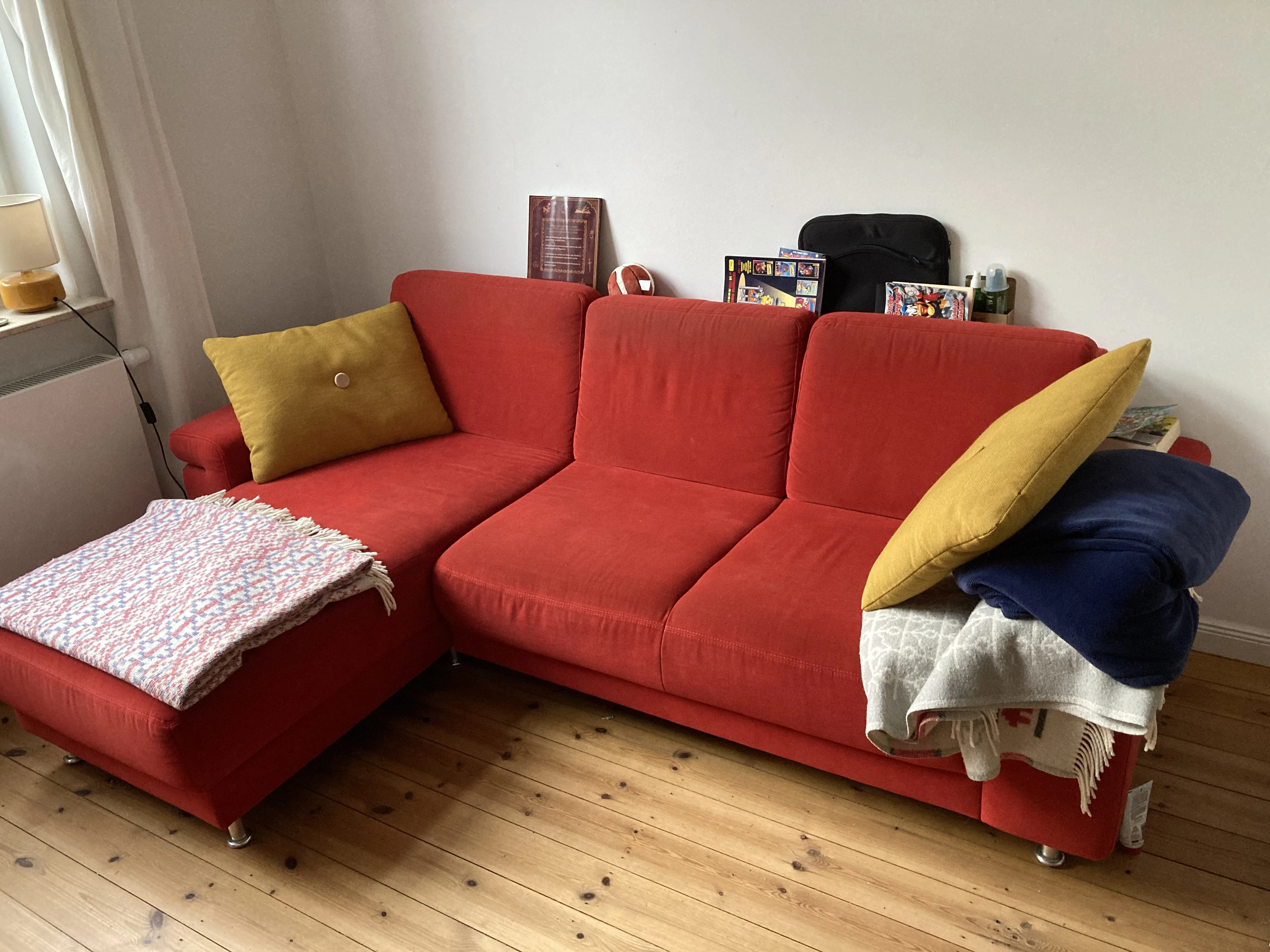 Sofa ohne Fußteil mit Kram von uns drauf 