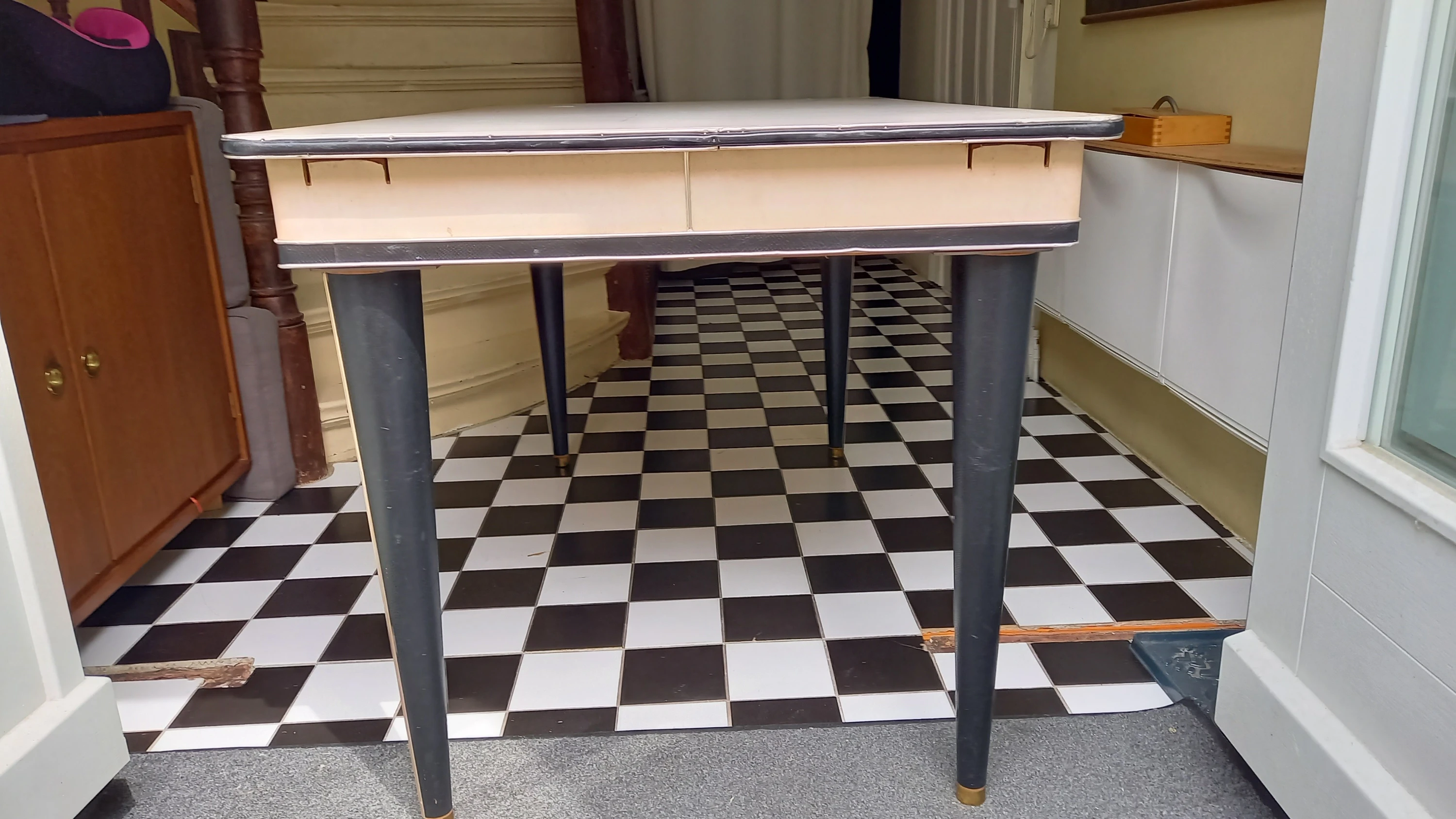 der Tisch mit den Einschnitten für die Verlängerungen