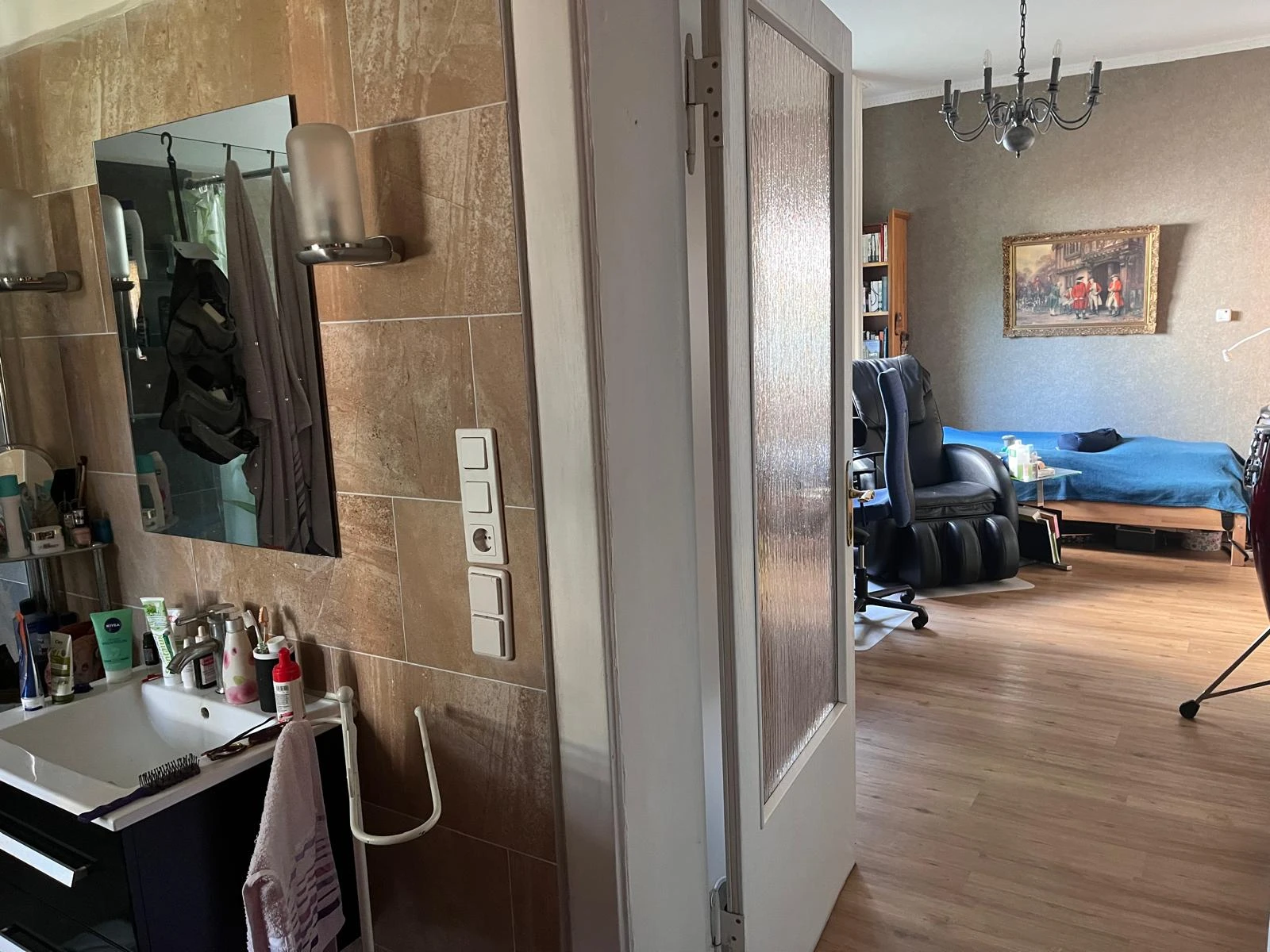 Bad neben dem Zimmer