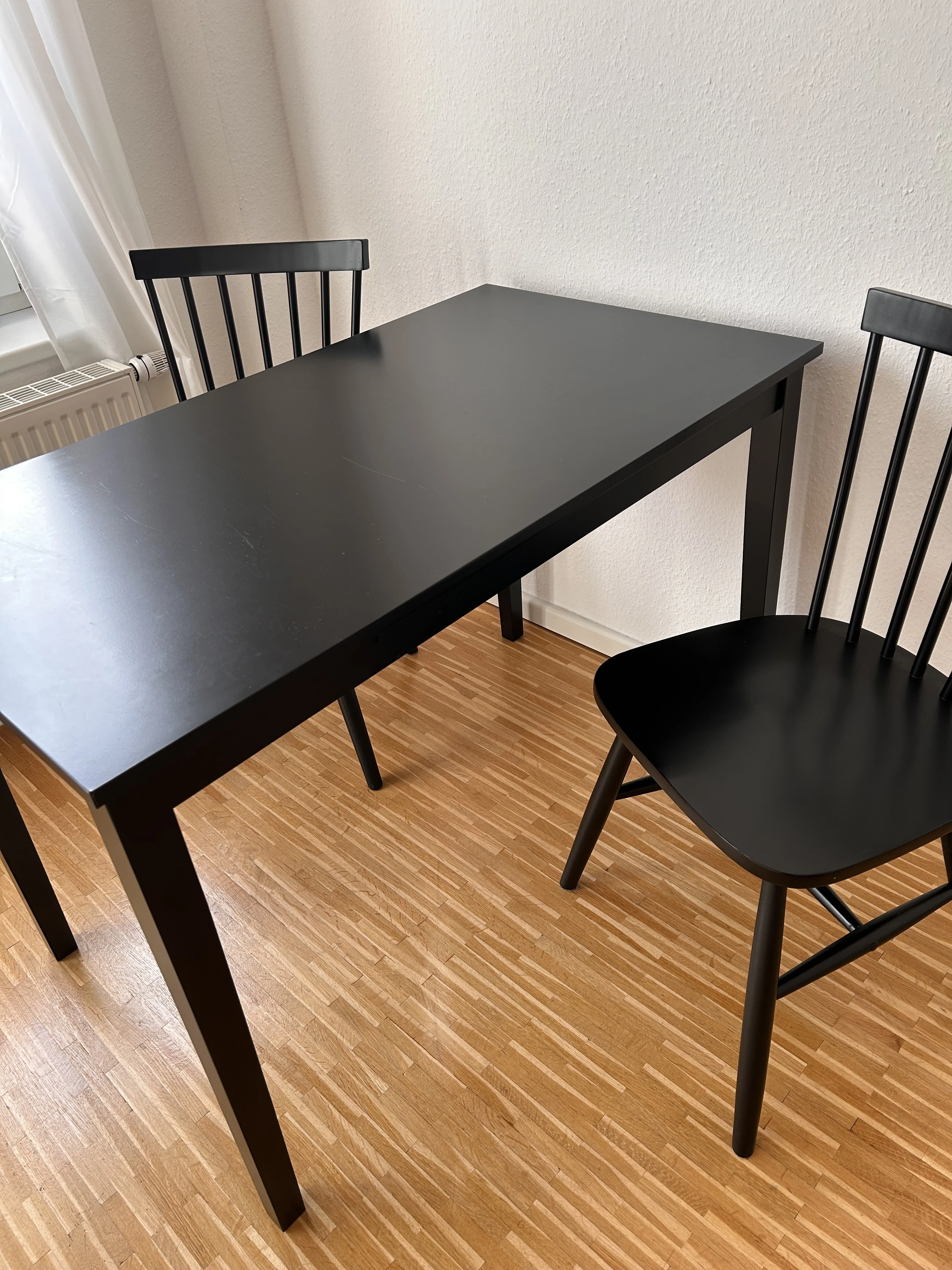 Tisch mit 2 Stühlen 