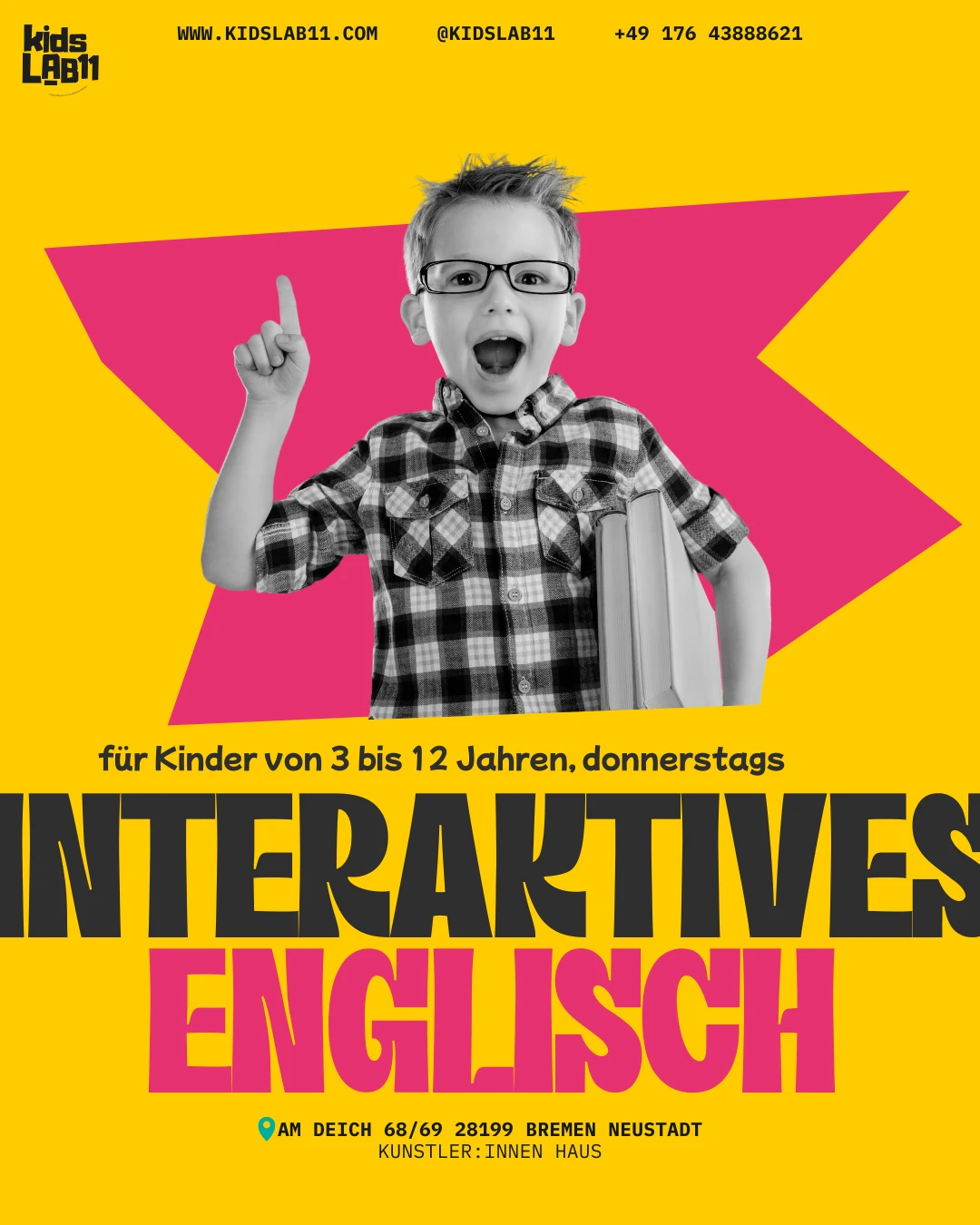 Ein 7 jähriger Junge trägt eine Brille. Er hält einen Finger hoch. Unter dem anderen Arm hält er zwei Bücher.  