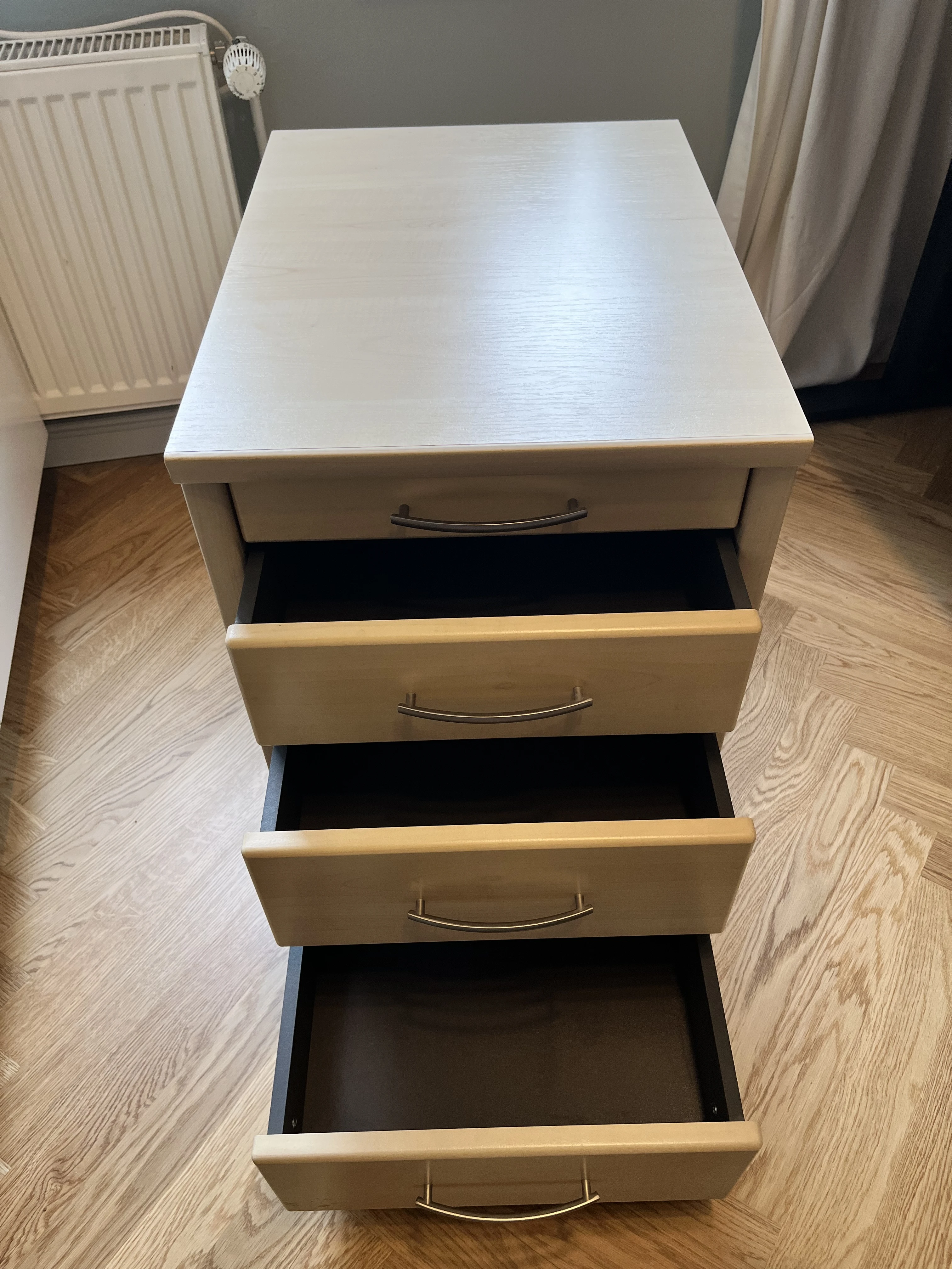 3 große Schubladen offen