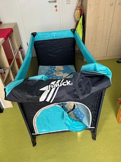 Bett mit Tragetasche
