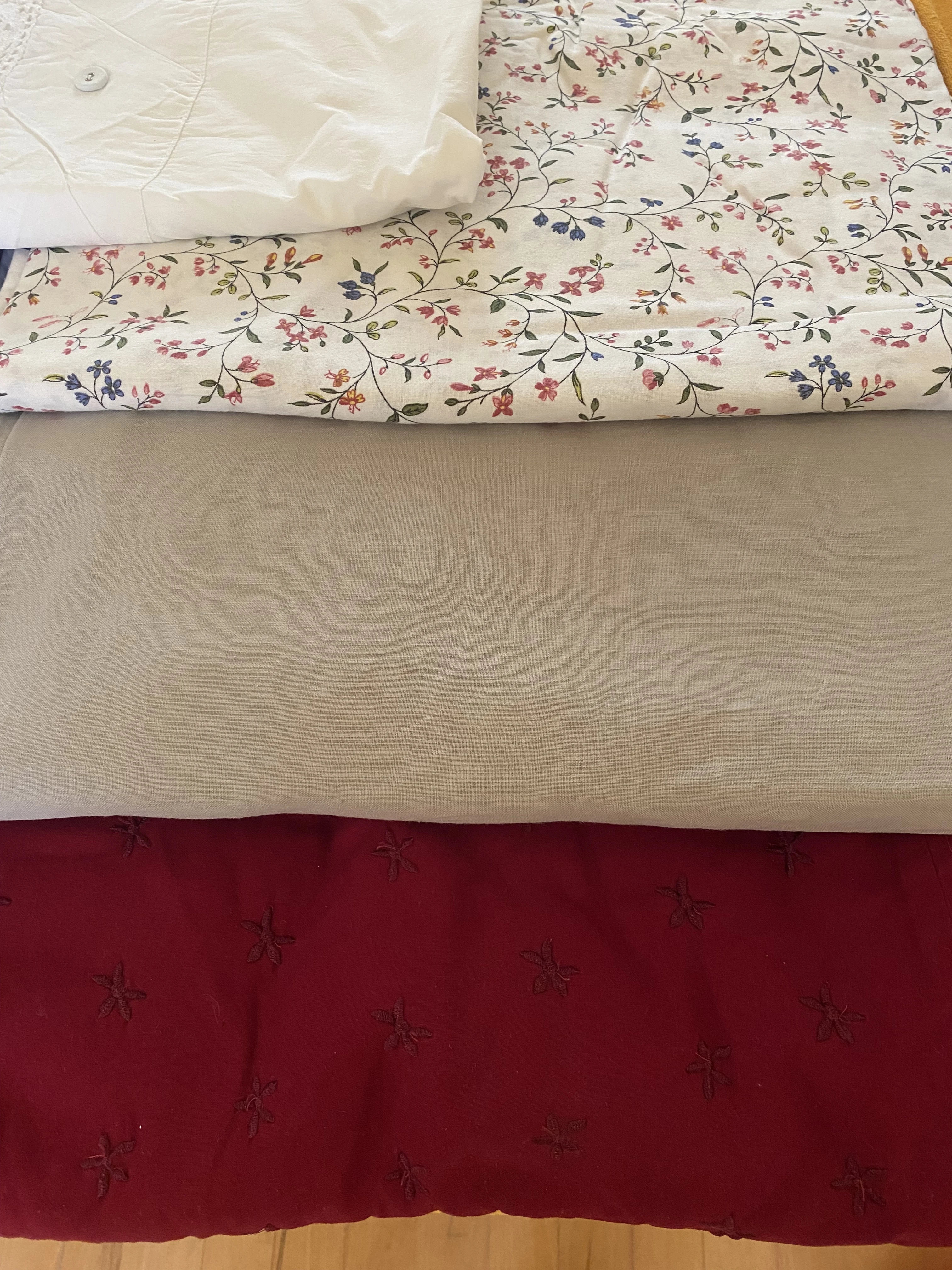 Die beige Wäsche ist aus Leinen