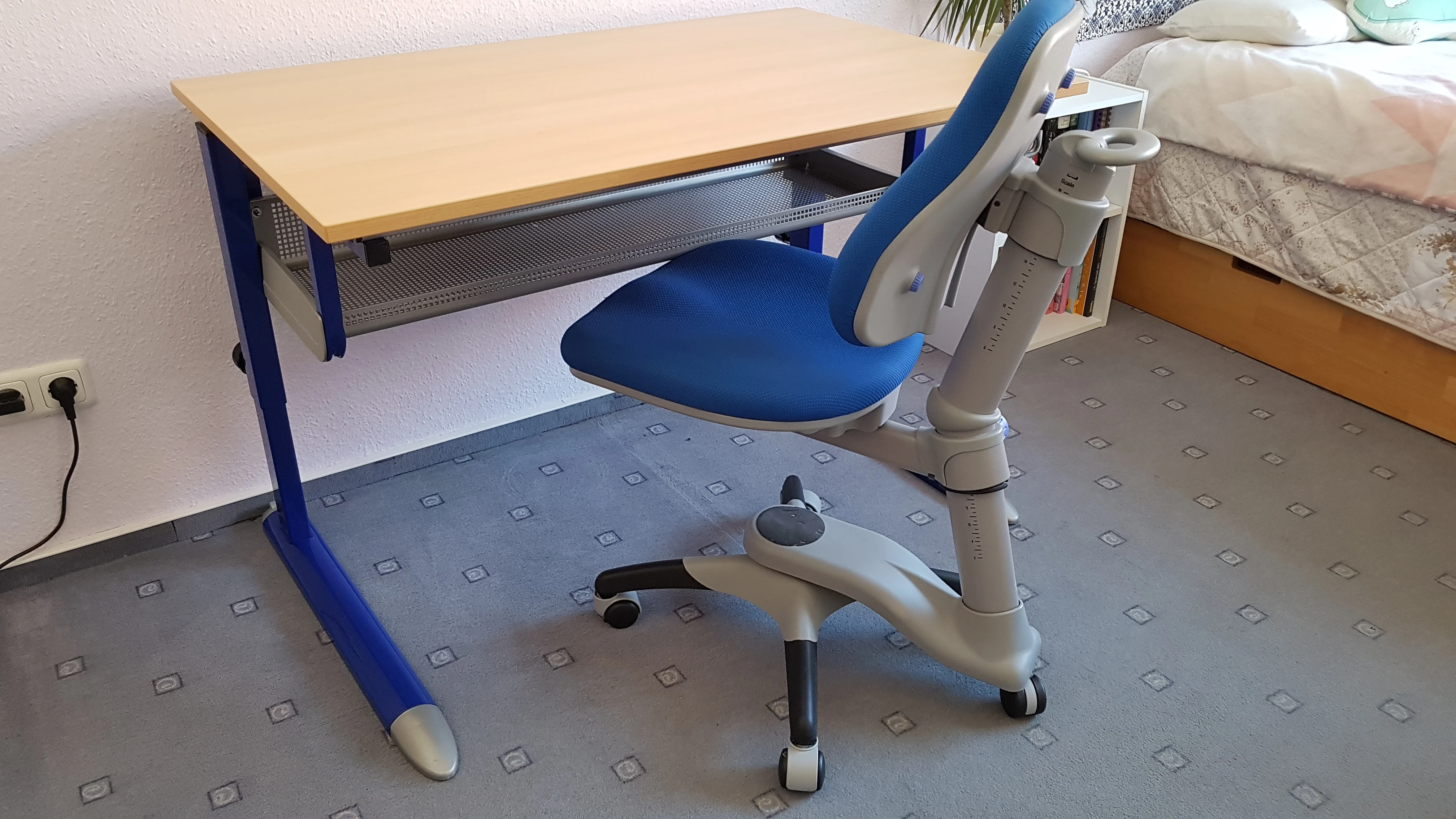 Schreibtisch und Stuhl 