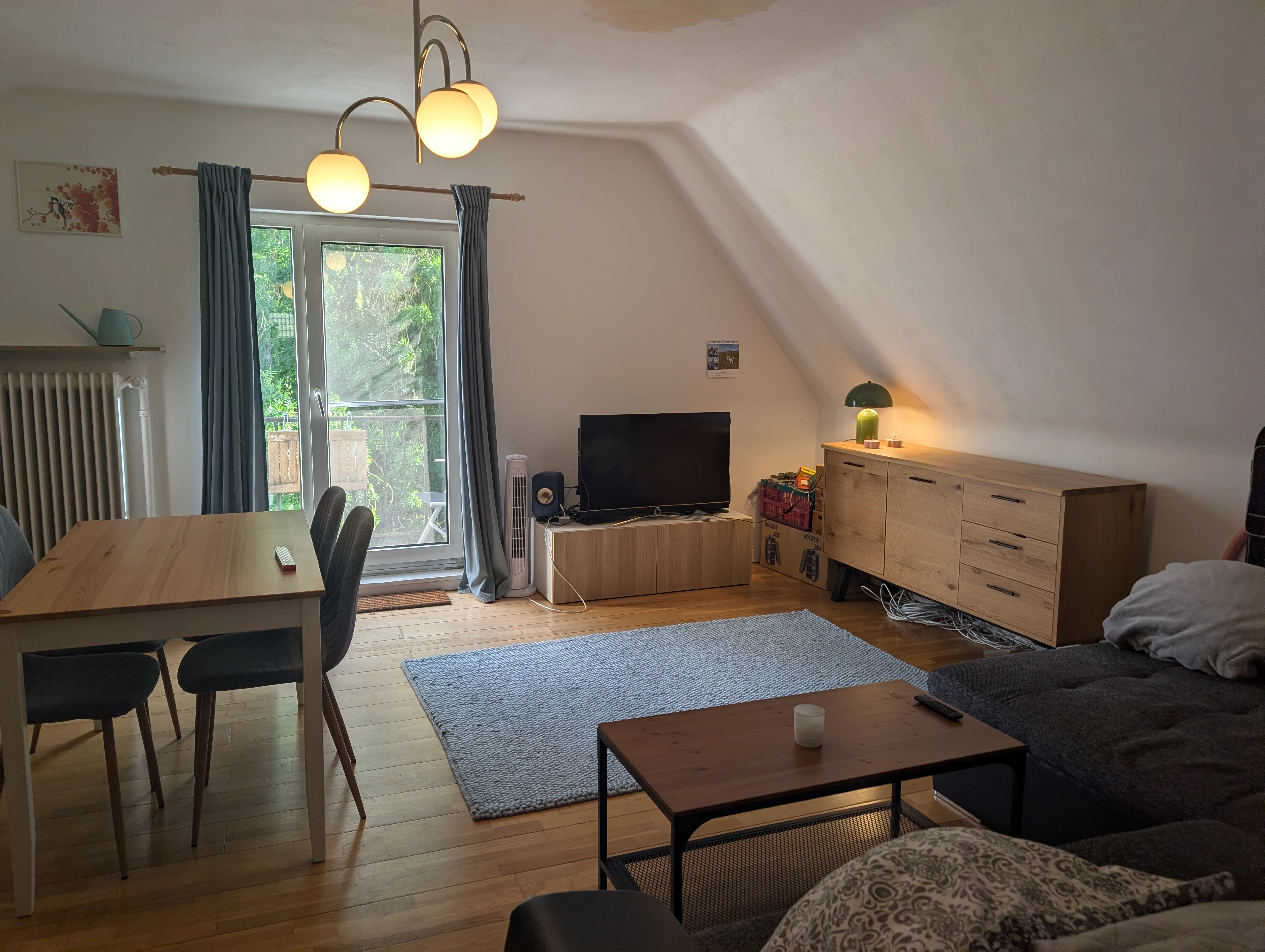 Wohnzimmer mit Balkon 