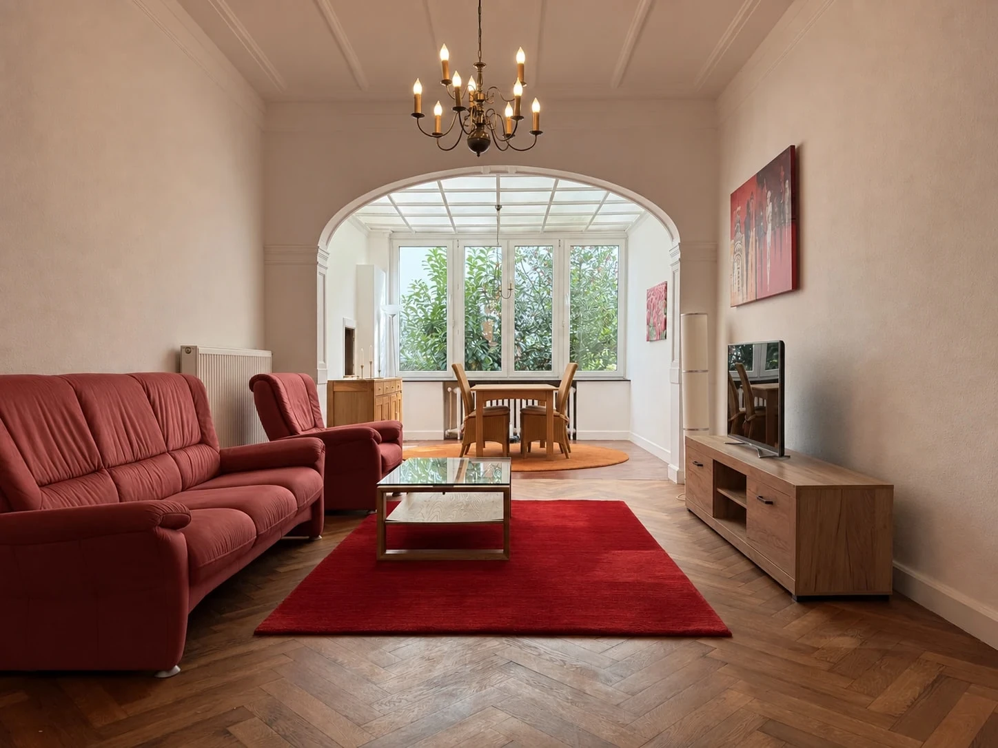Wohnzimmer mit Blick auf den Wintergarten 