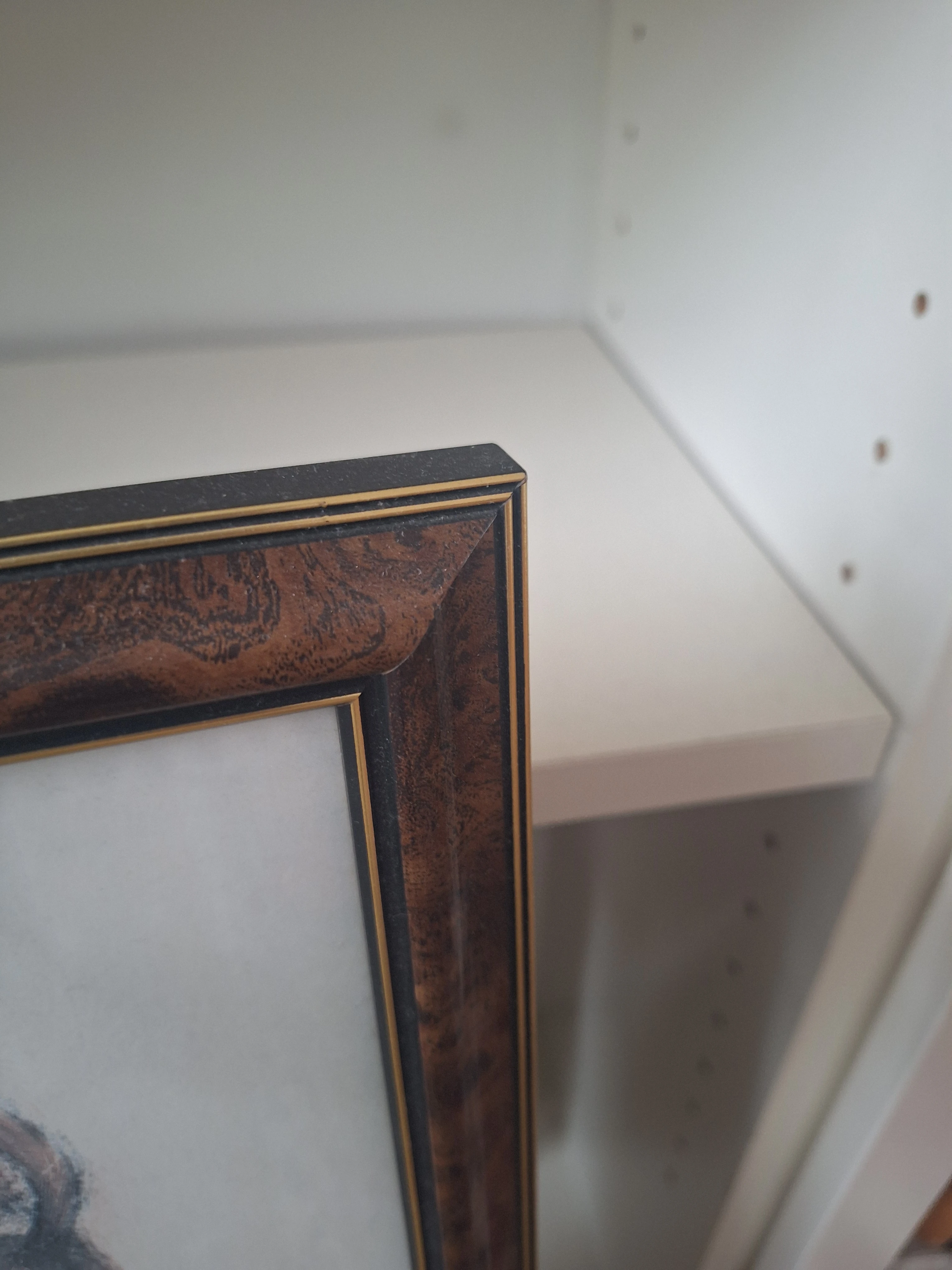 Holzoptik mit Goldeffekt