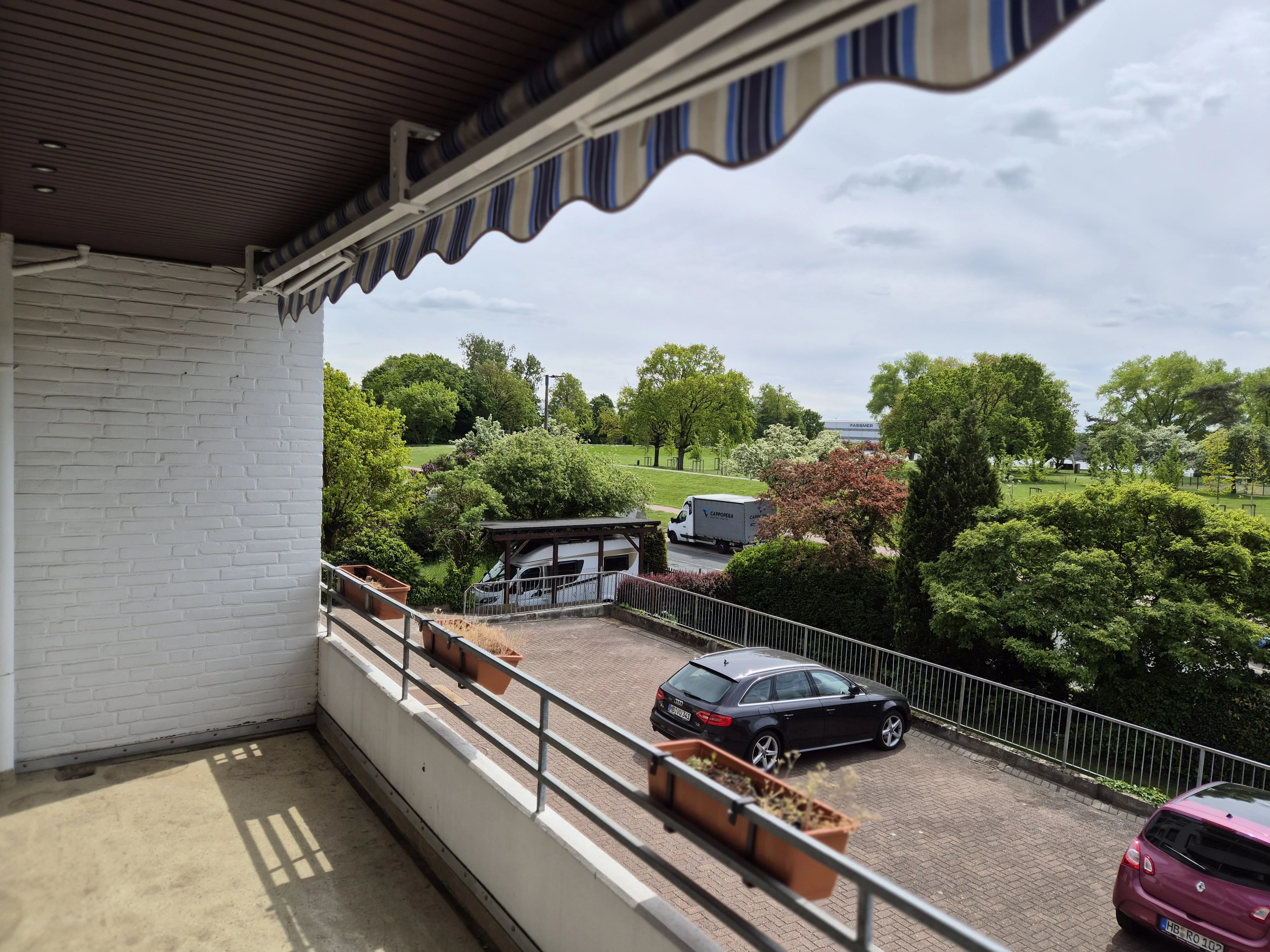 Balkon und Parkplatz