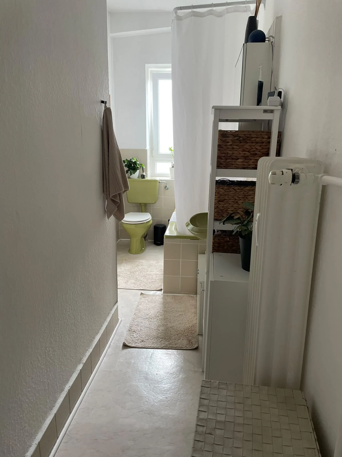 Badezimmer mit Fenster und Badewanne