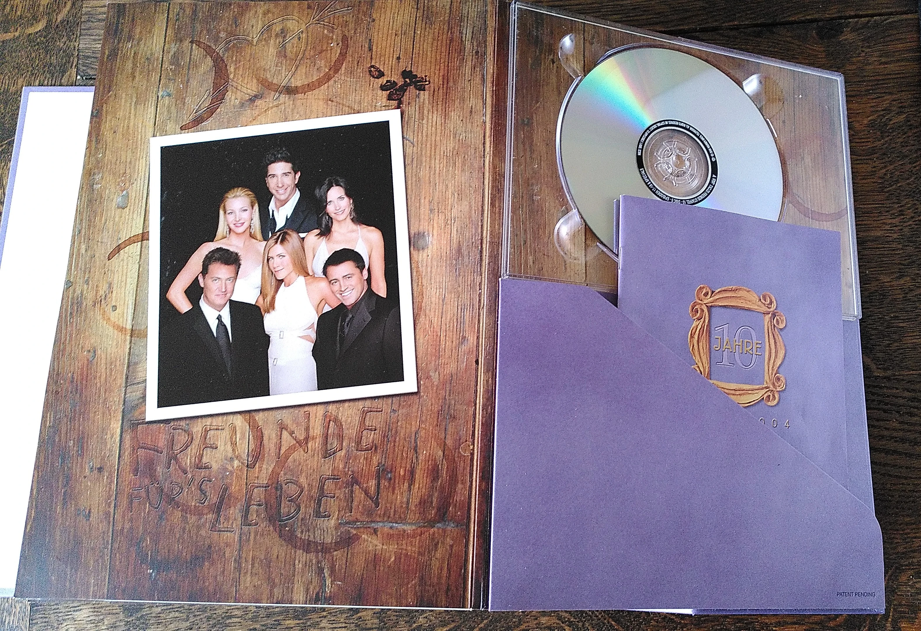 Letzte Seite der DVD-Box mit Gemeinschaftsbild und Booklet