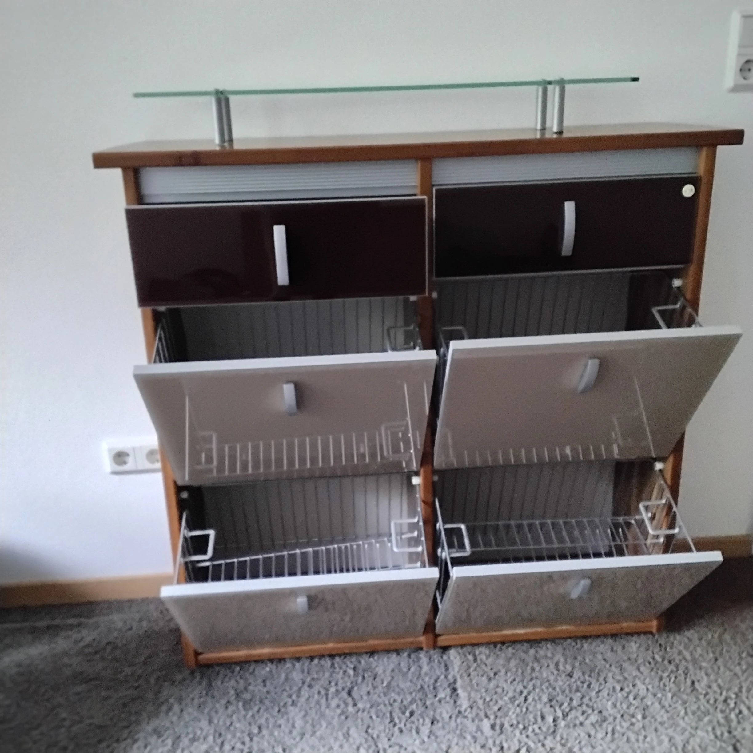 4 Fächer für 6 bis 7 paar Schuhe und 2 Schubläden oben