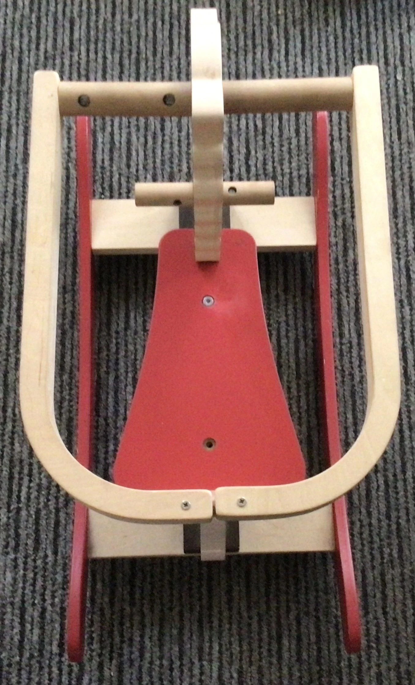 Rückansicht des Holzspielgeräts.