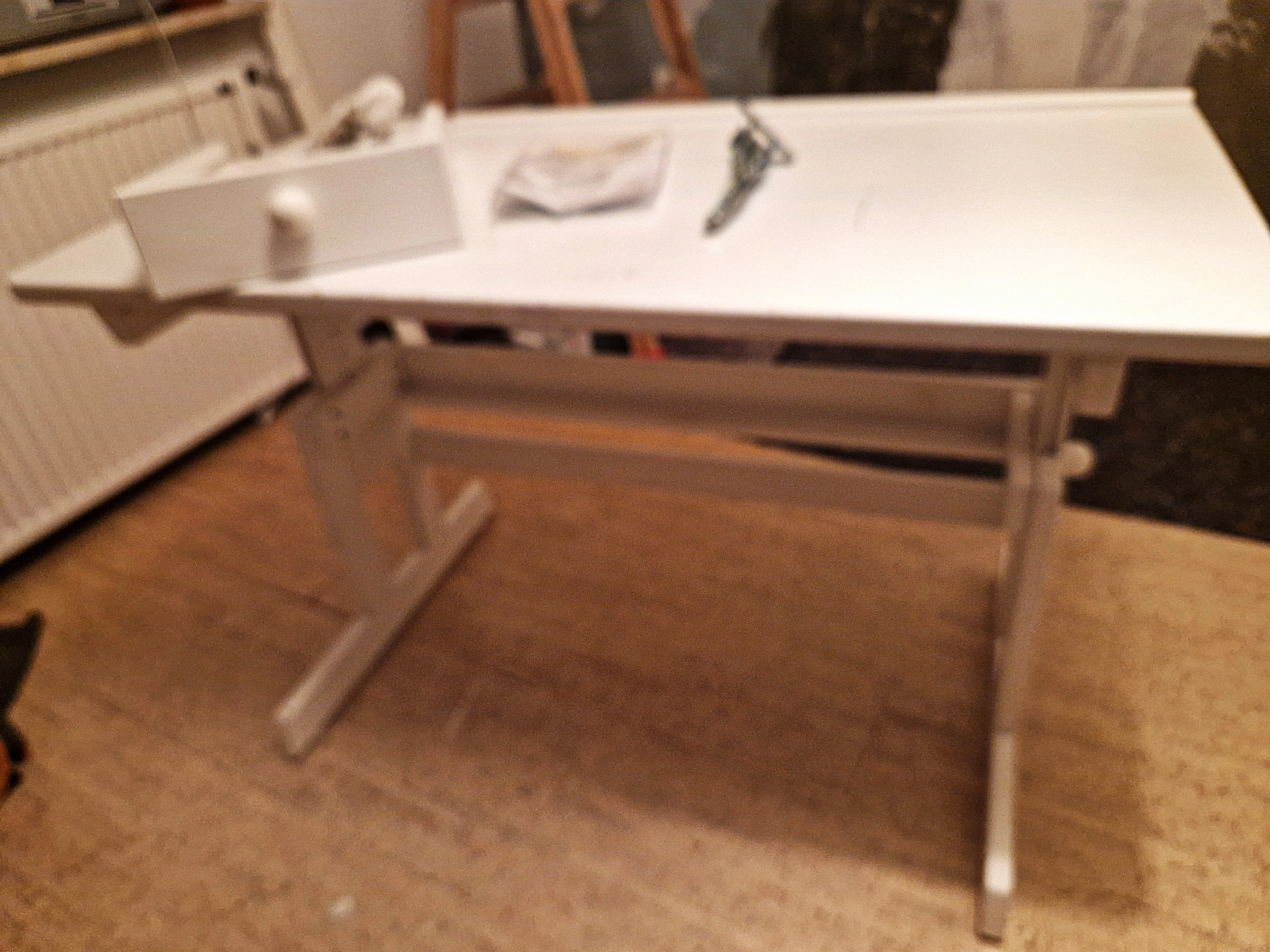 SChreibtisch von vorn mit Schublade
