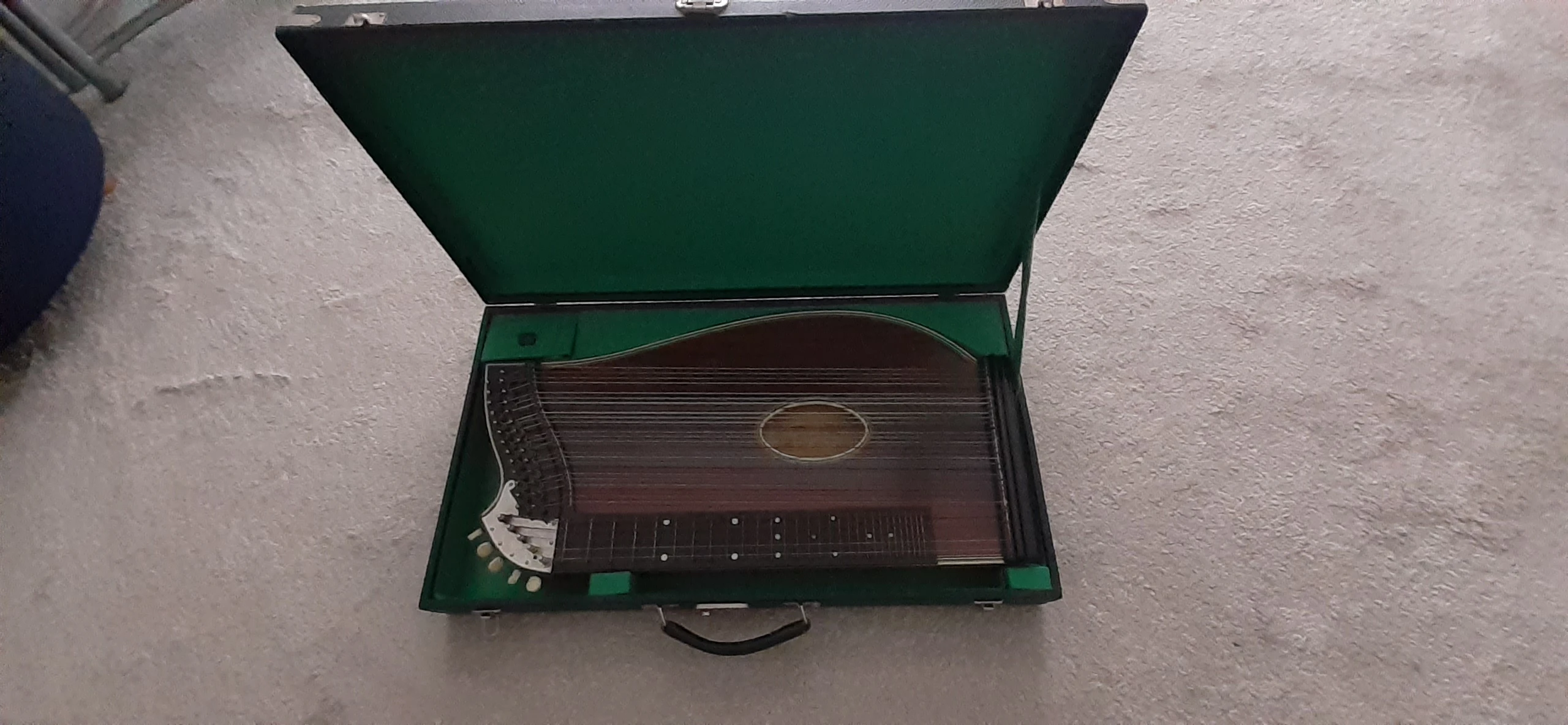 Zither im schwarzem Koffer