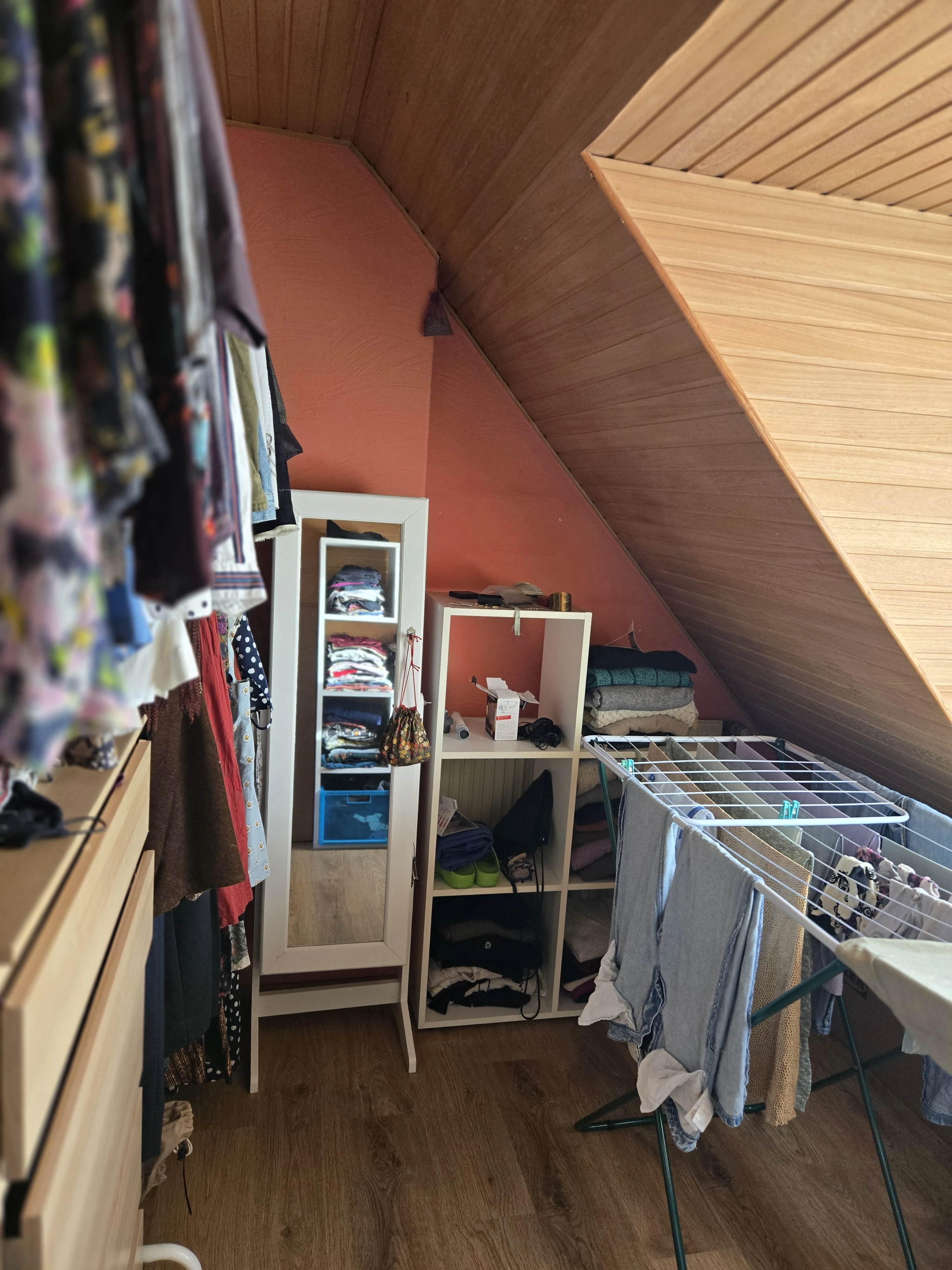 Ein kleines Zimmer wurde zum begehbaren Kleiderschrank gemacht