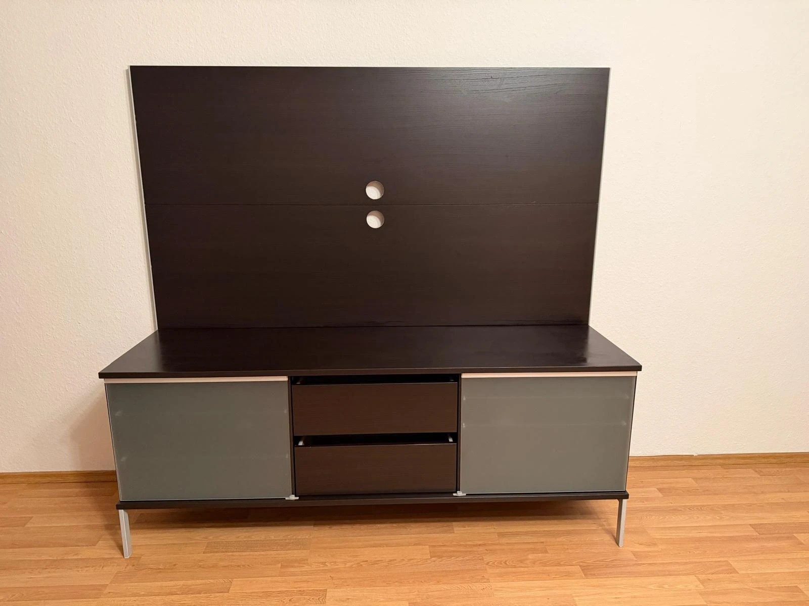 Sideboard braun mit geschlossenen Schiebetüren 