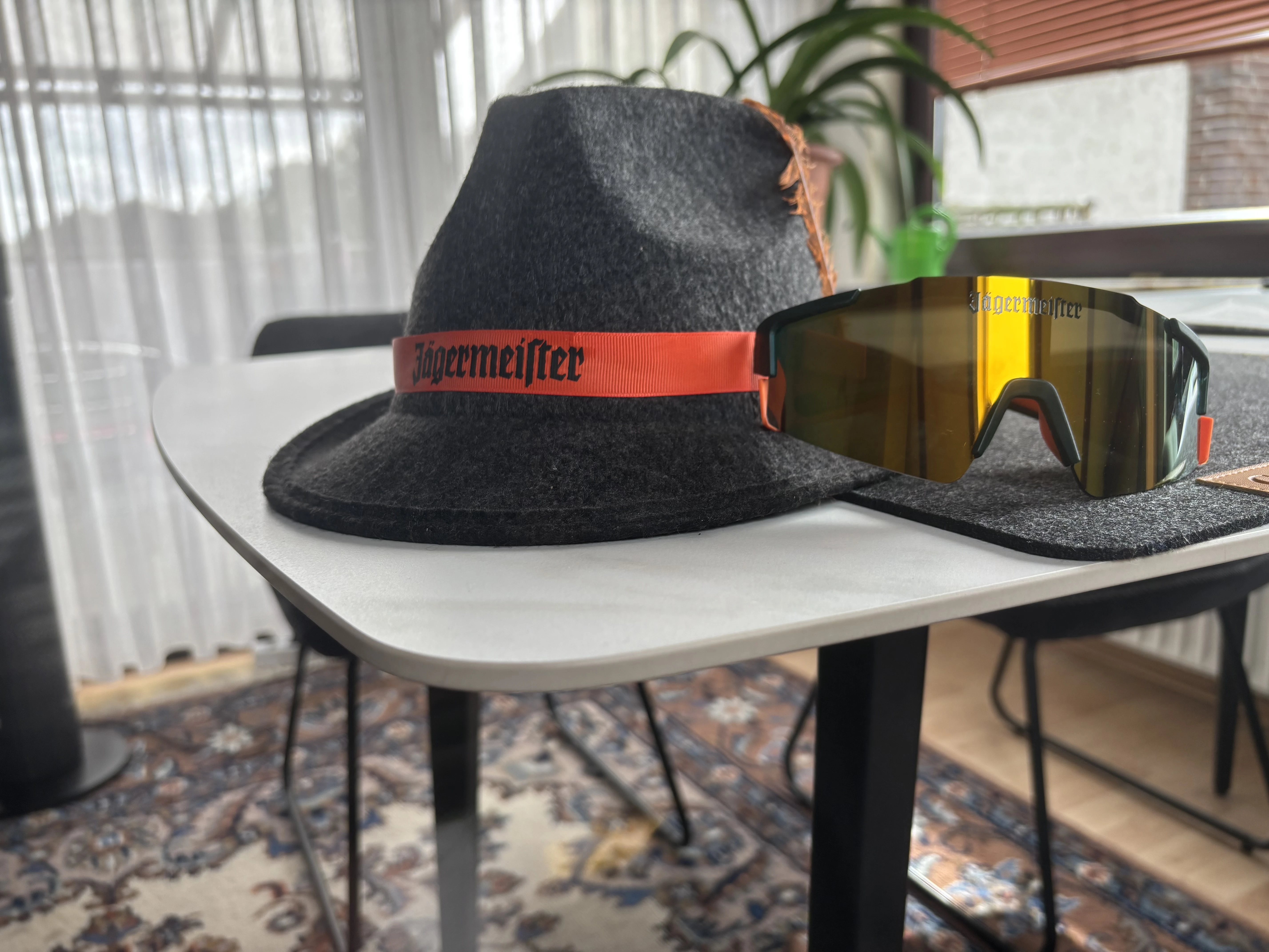 Hut und Sonnenbrille 