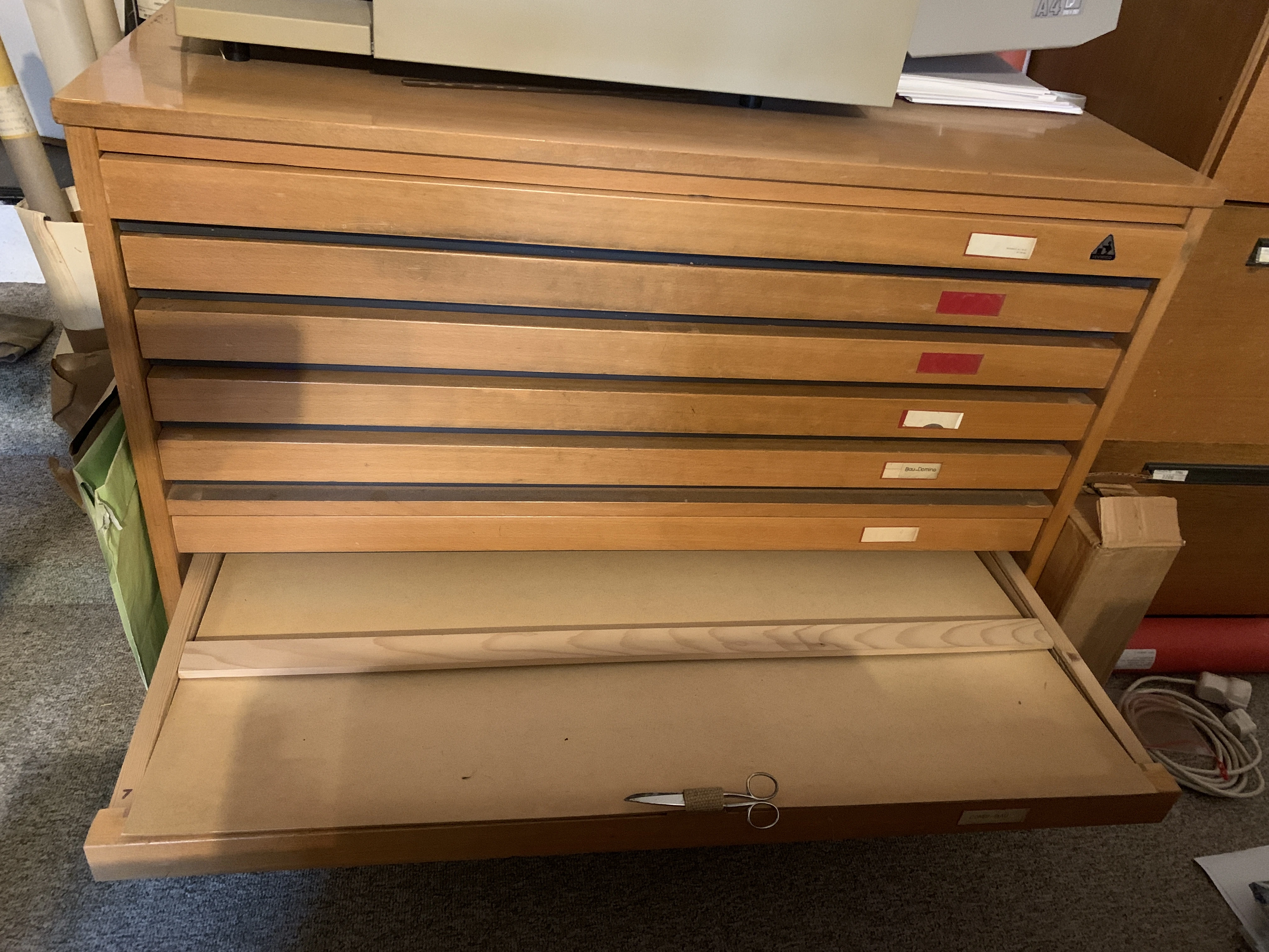 Zeichenschrank Schublade offen