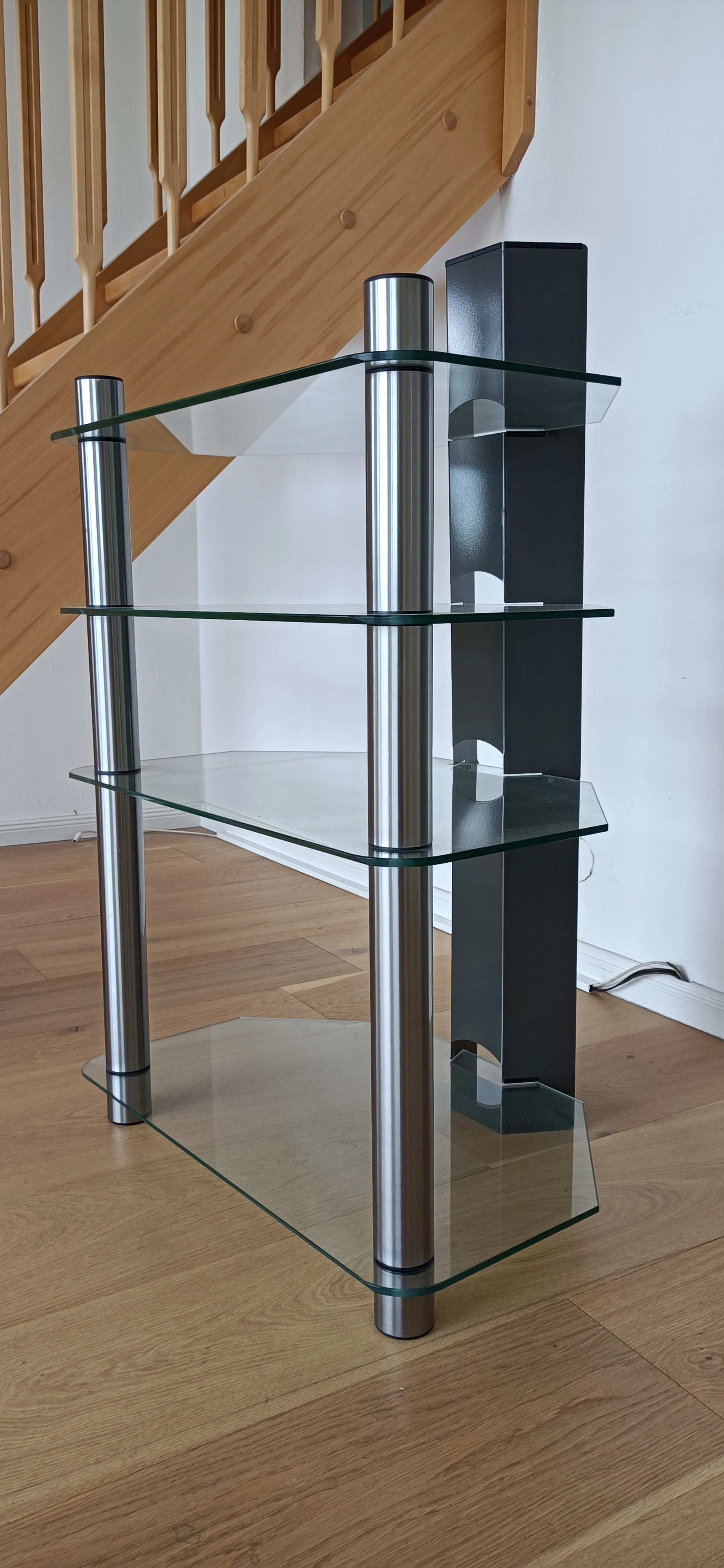 massive Glasplatten und Kabelkanal
