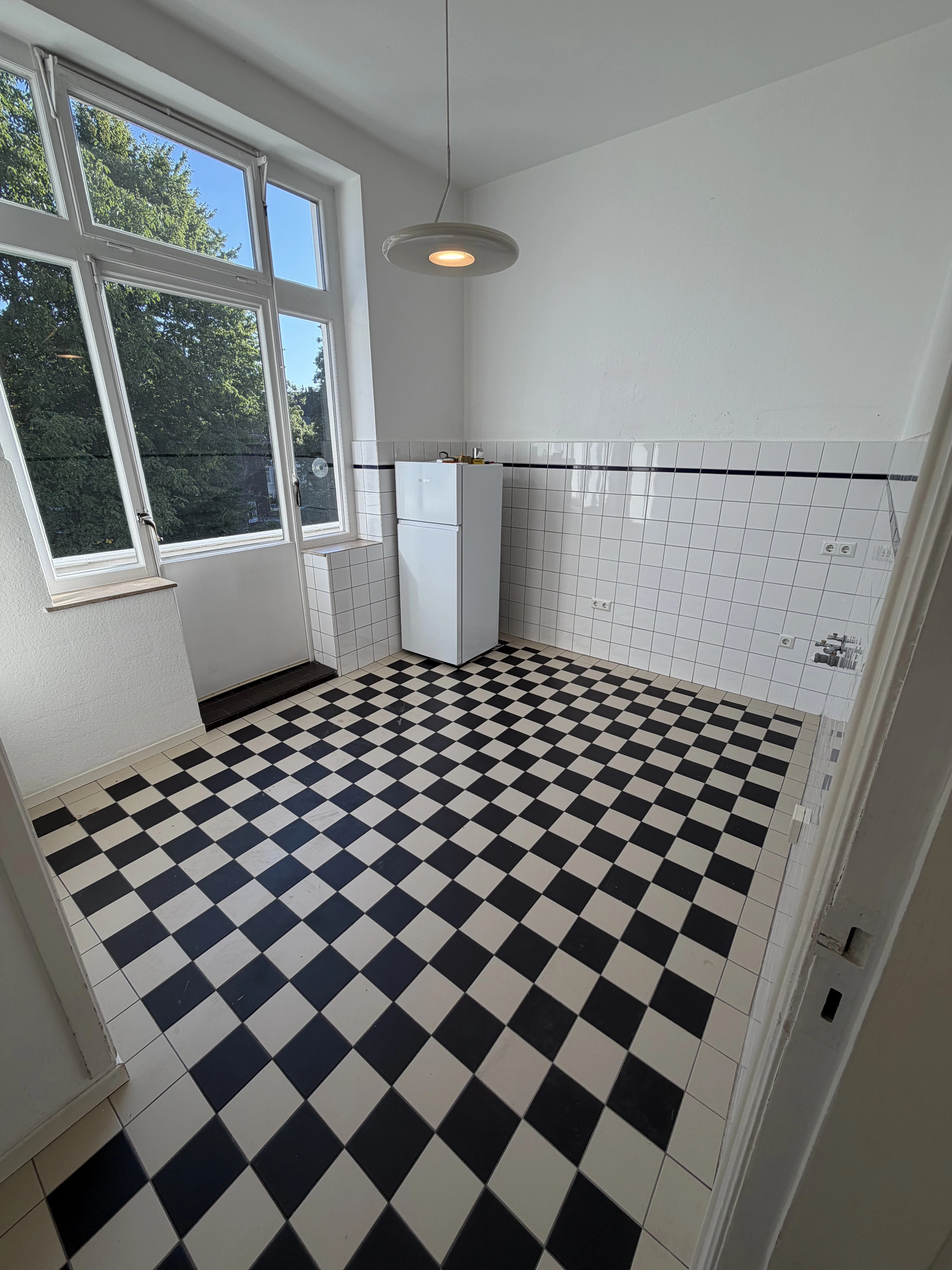 Küche mit Zugang Balkon hinten