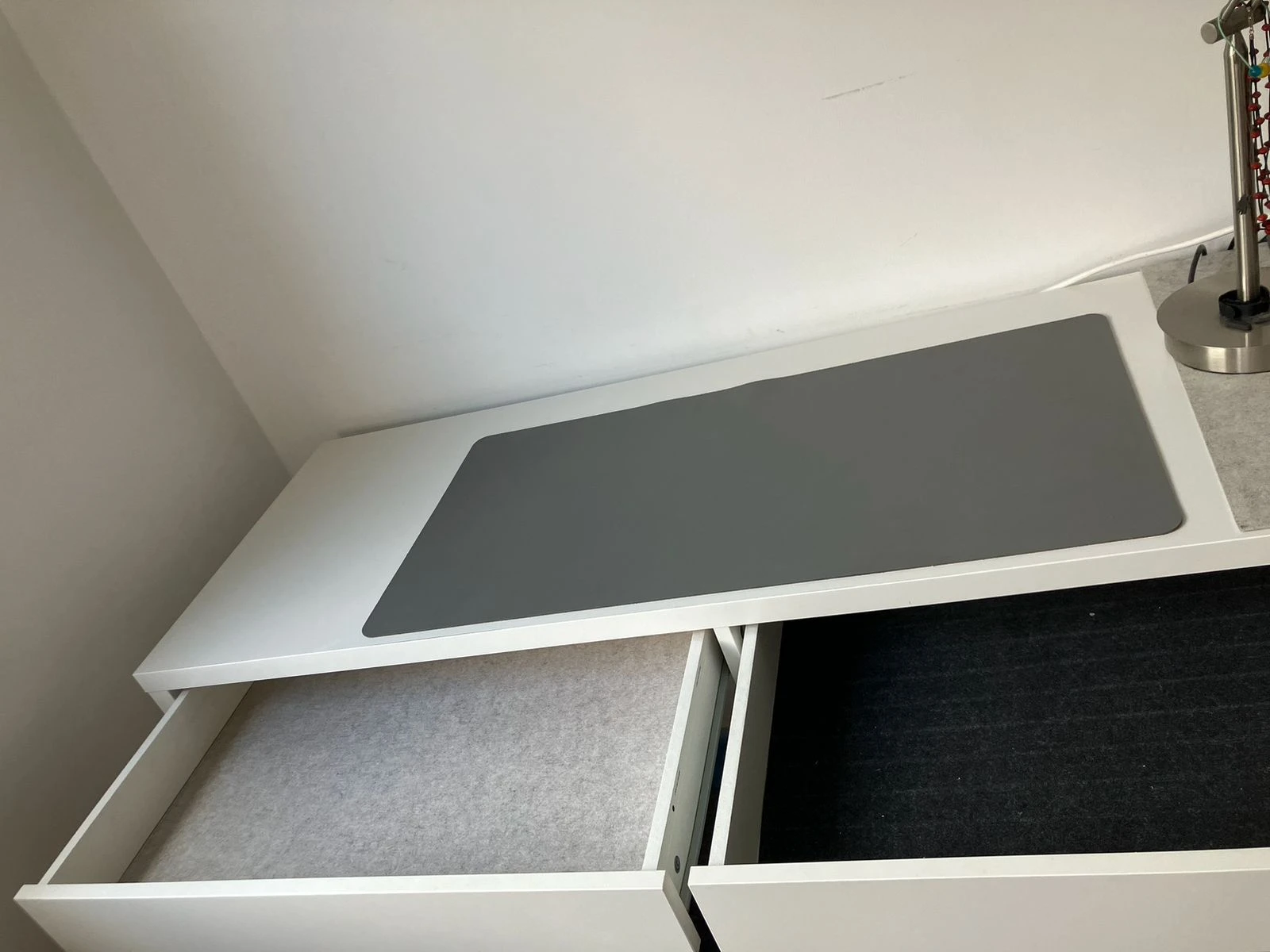 Schreibtisch, Schubladen offen