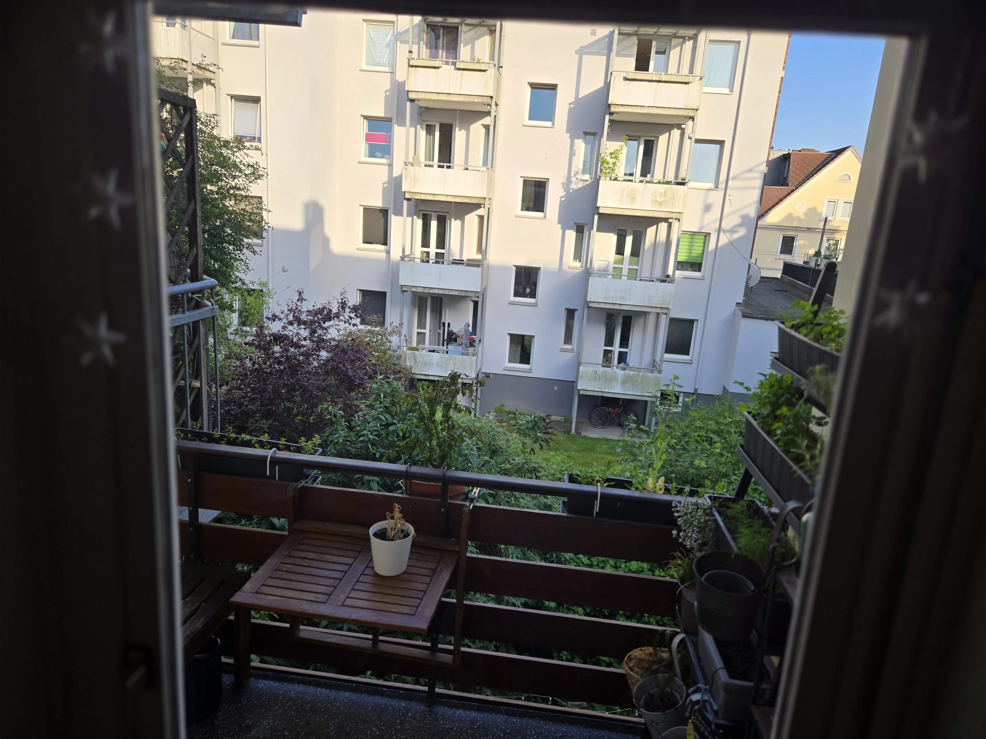 Der untere von 2 Balkonen