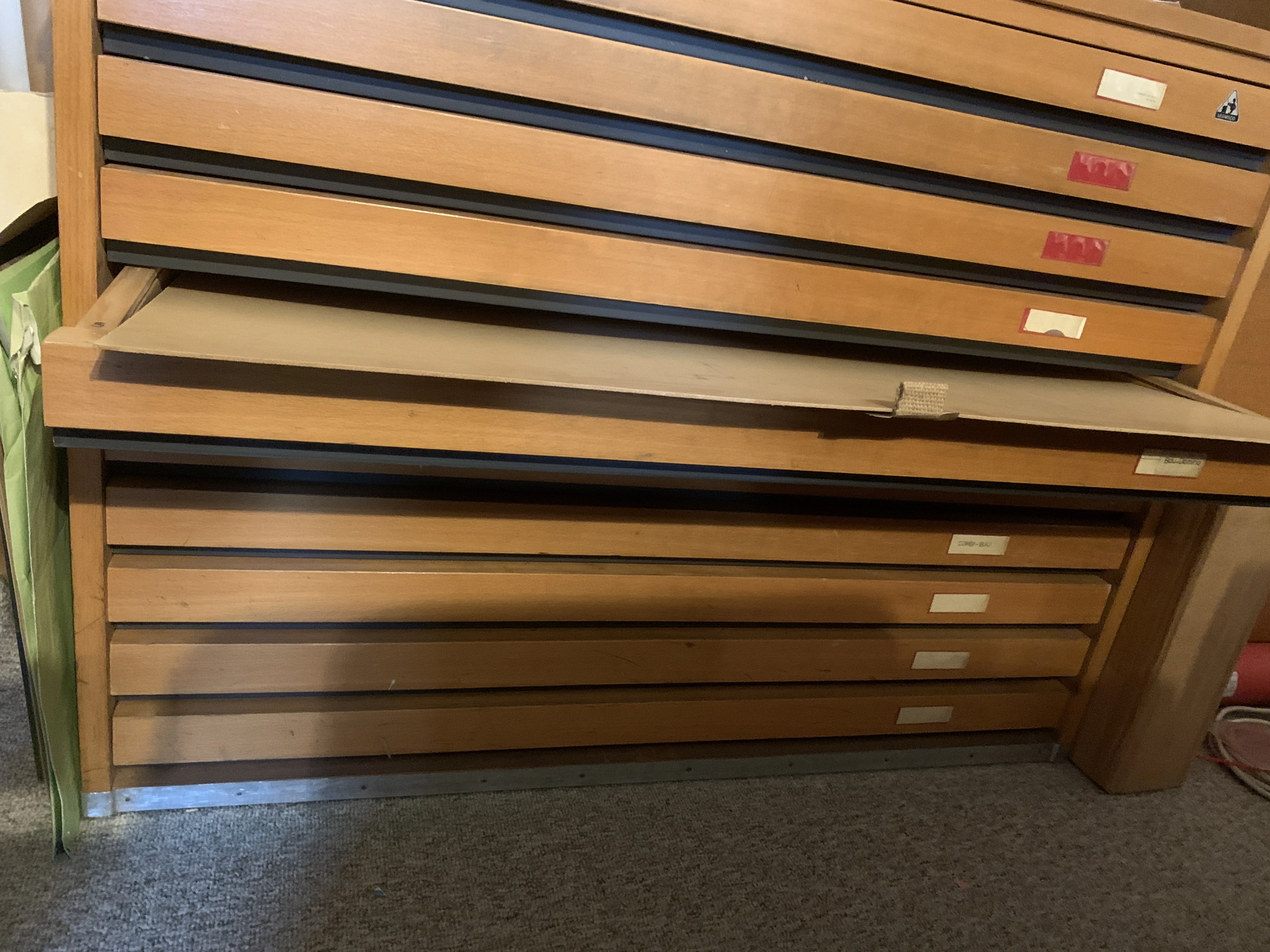 Zeichenschrank Schublade offen herausnehmbarer Boden